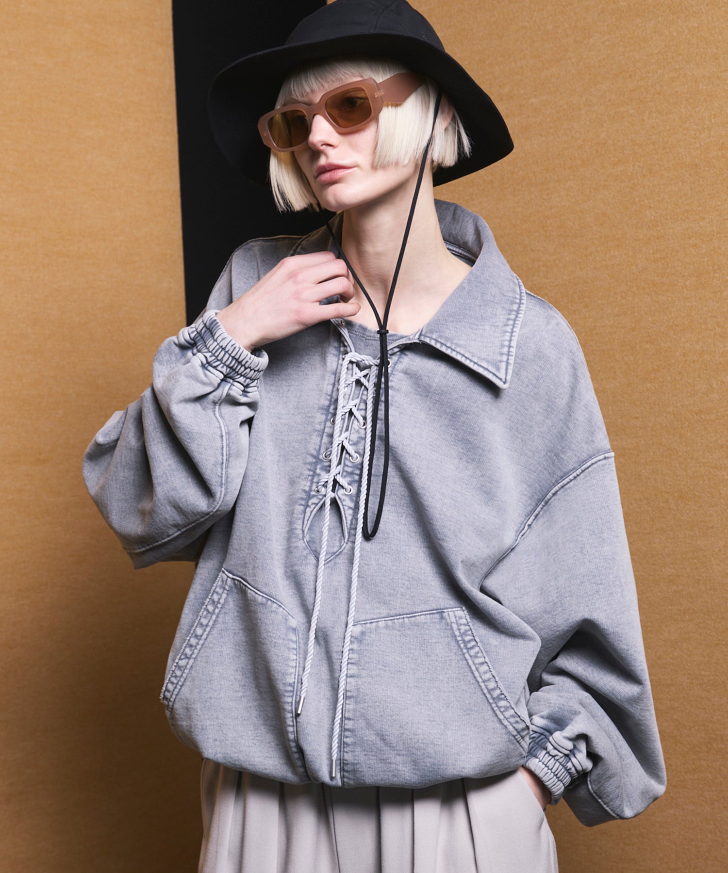 26SS PRE-ORDER】Fade Half Lace-up Prime-Over Collared Sweatshirt