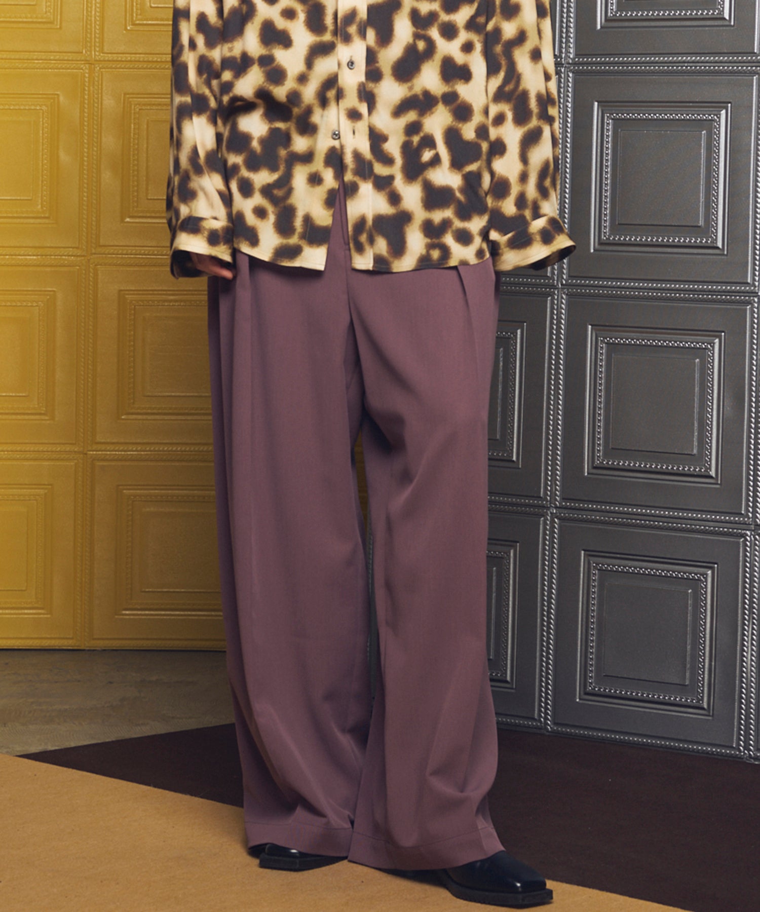 Crispy Cross Calze Two-tuck Prime-Wide Slacks