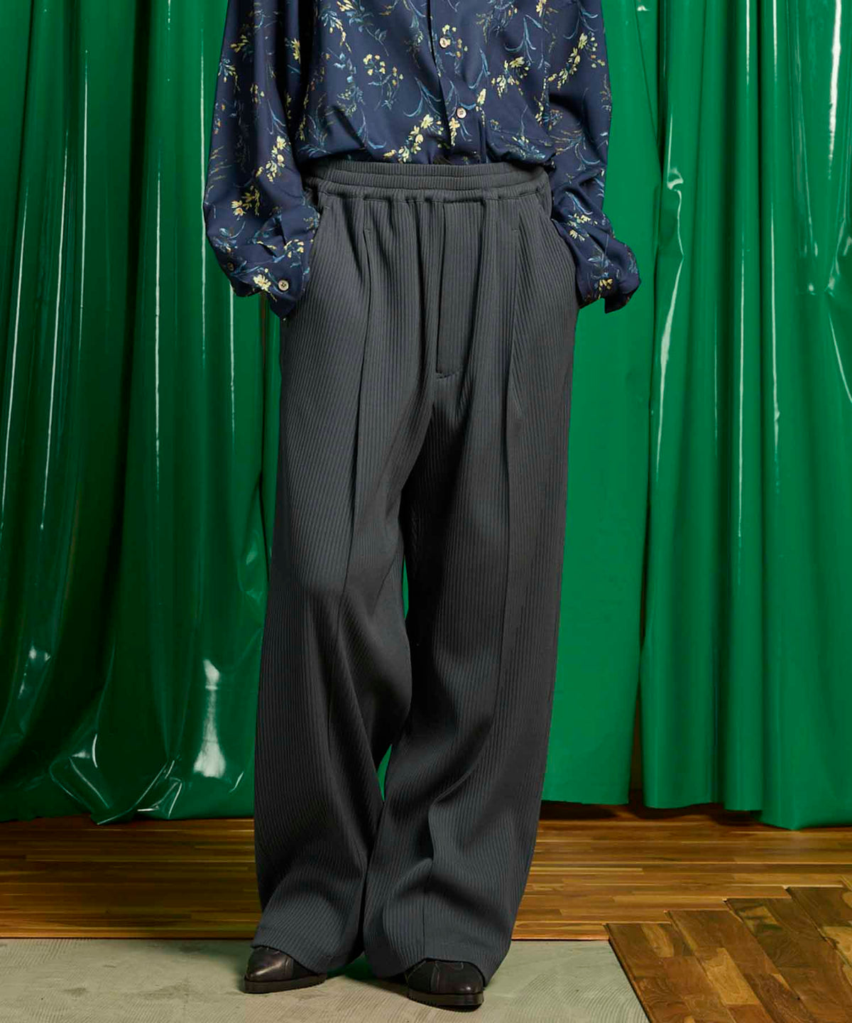 歐米茄的肋骨銷寬褲子