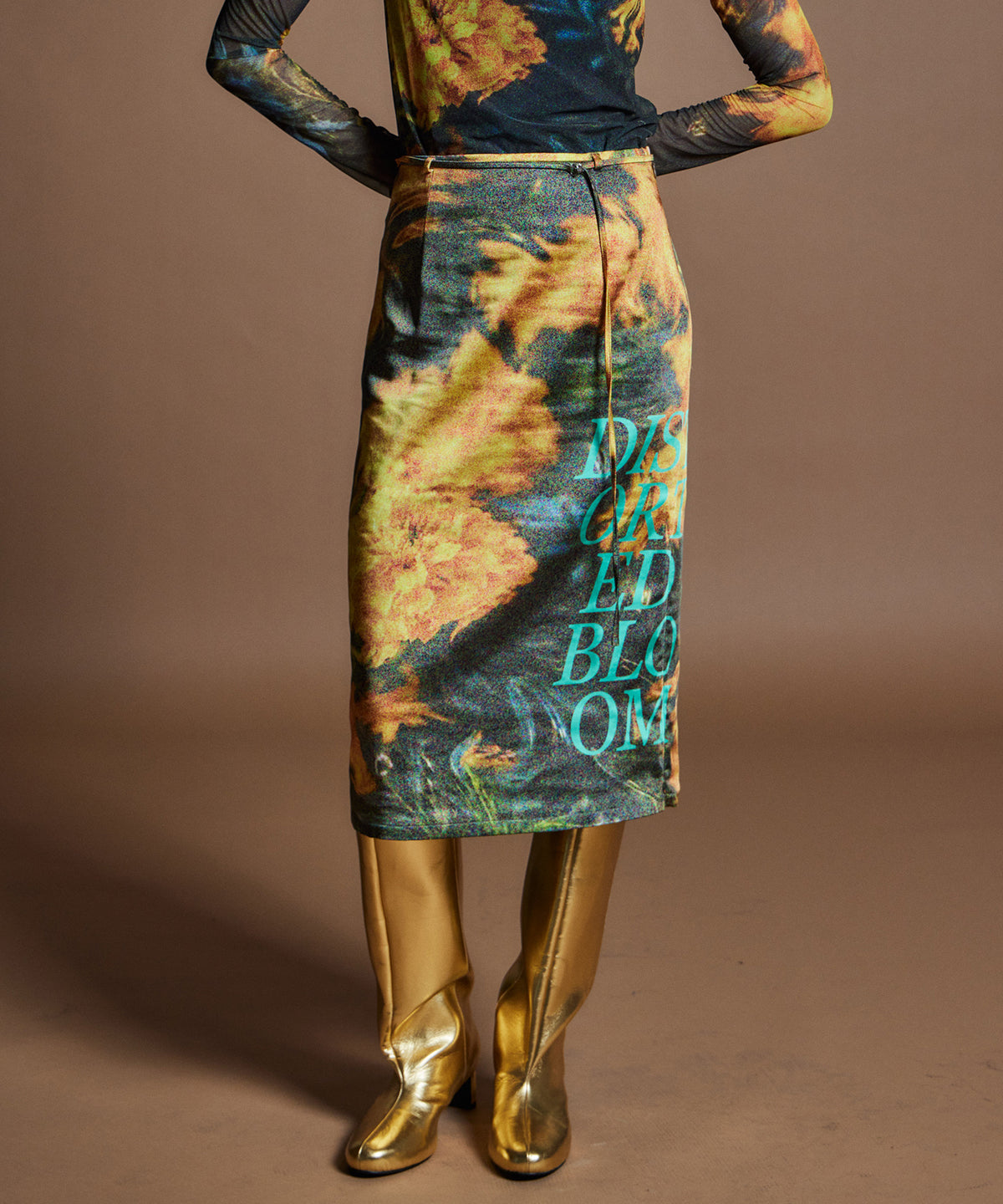 【26WINTER PRE-ORDER】DISTORTED BLOOM Logo Print Tight Skirt