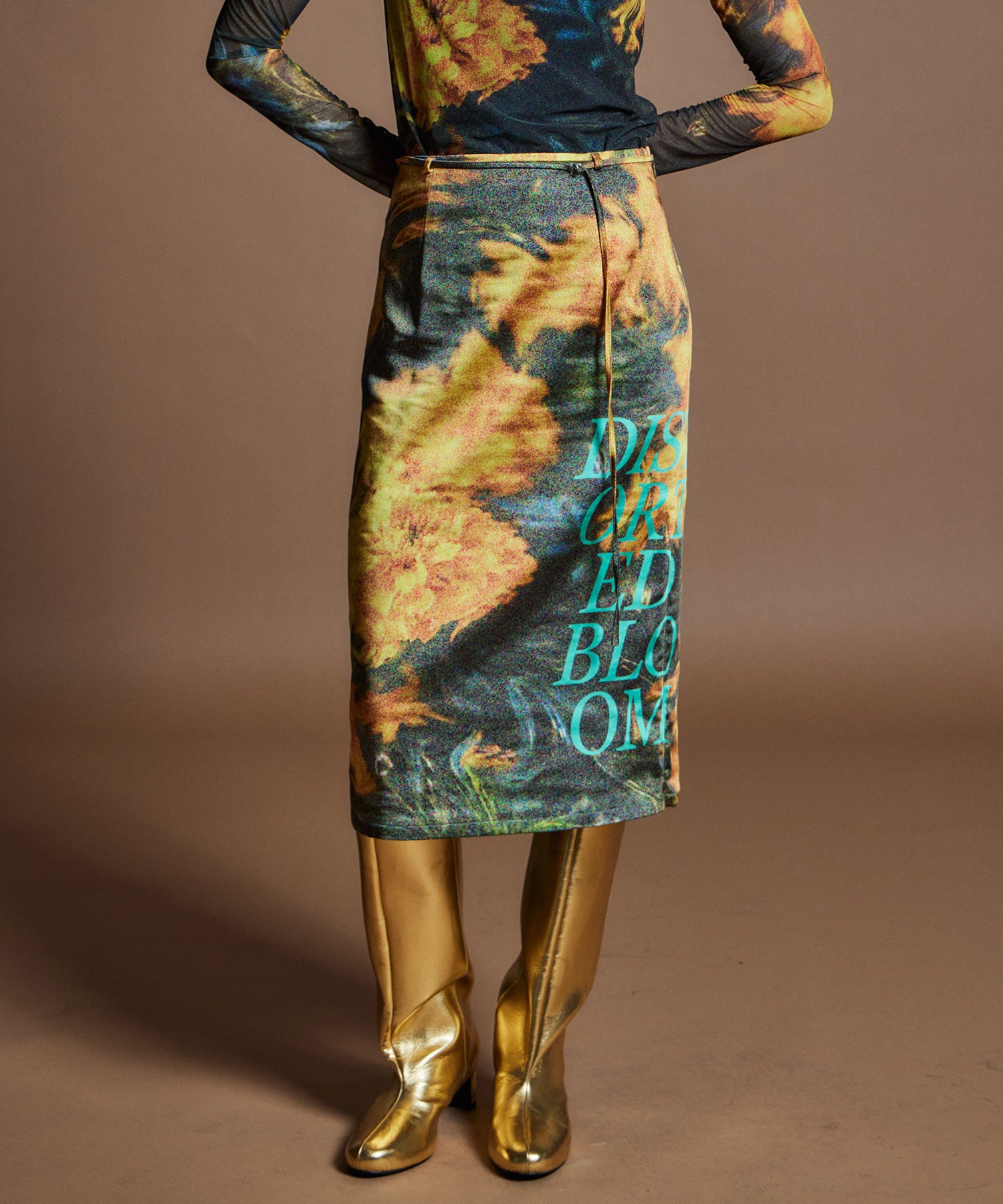 【26WINTER PRE-ORDER】DISTORTED BLOOM Logo Print Tight Skirt