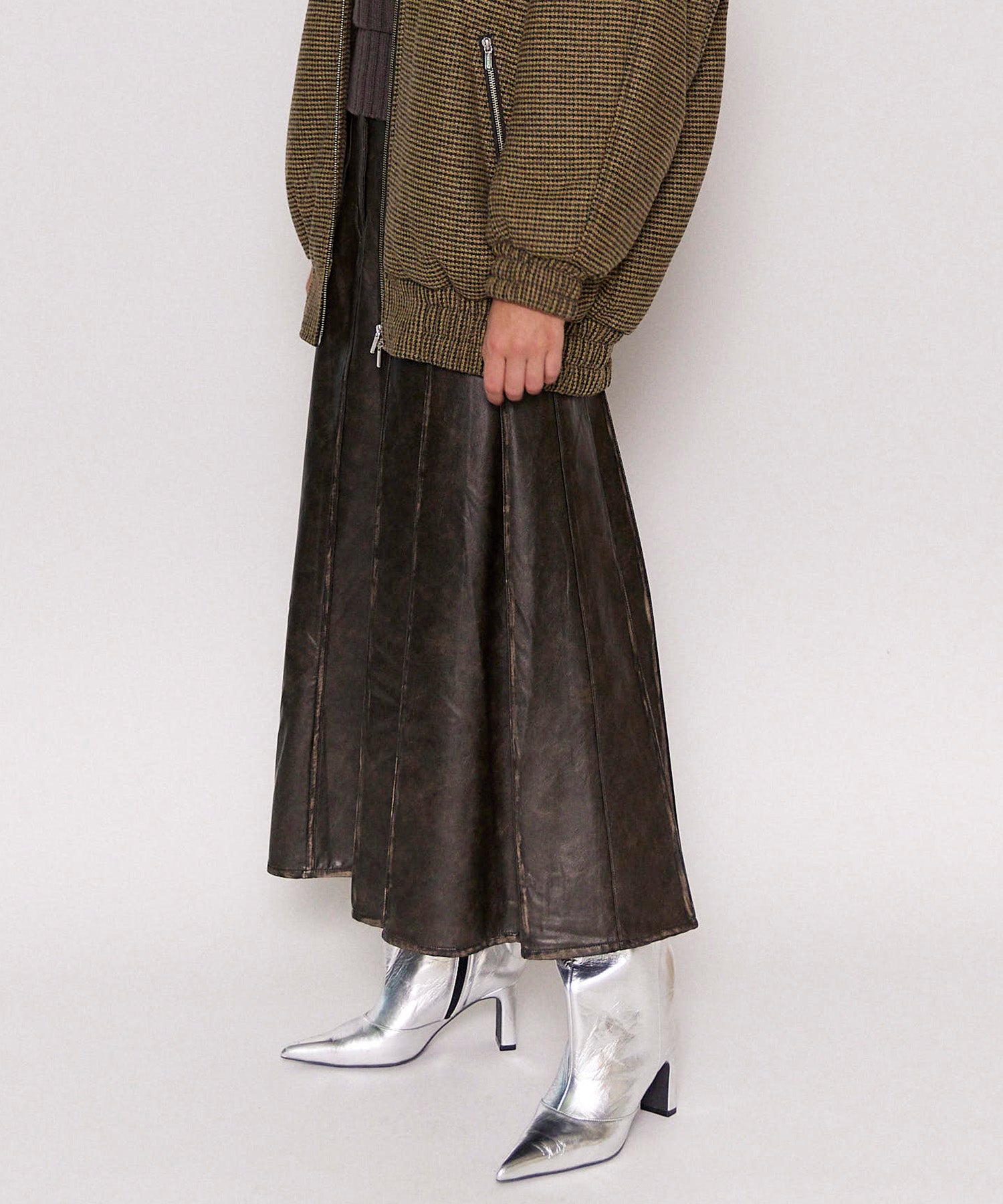 【24WINTER PRE-ORDER】Tack Pleats Vegan Leather Long Skirt