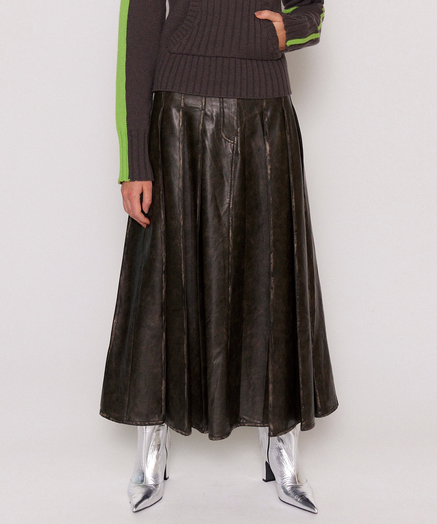 【24WINTER PRE-ORDER】Tack Pleats Vegan Leather Long Skirt