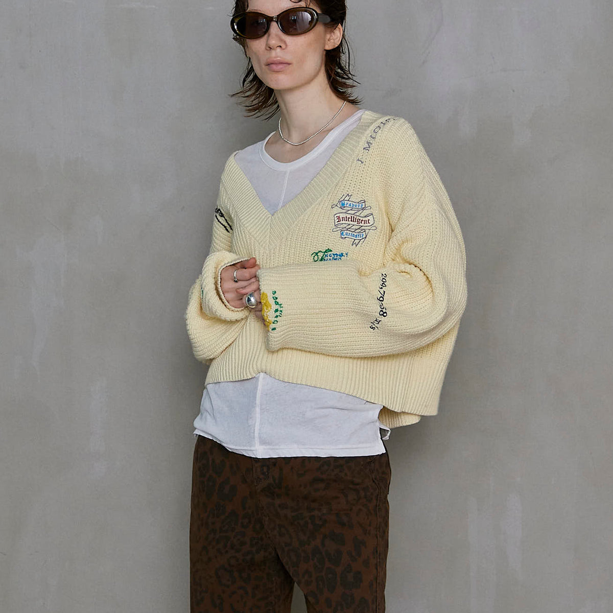 SALE】V-neck Embroidery Knitwear