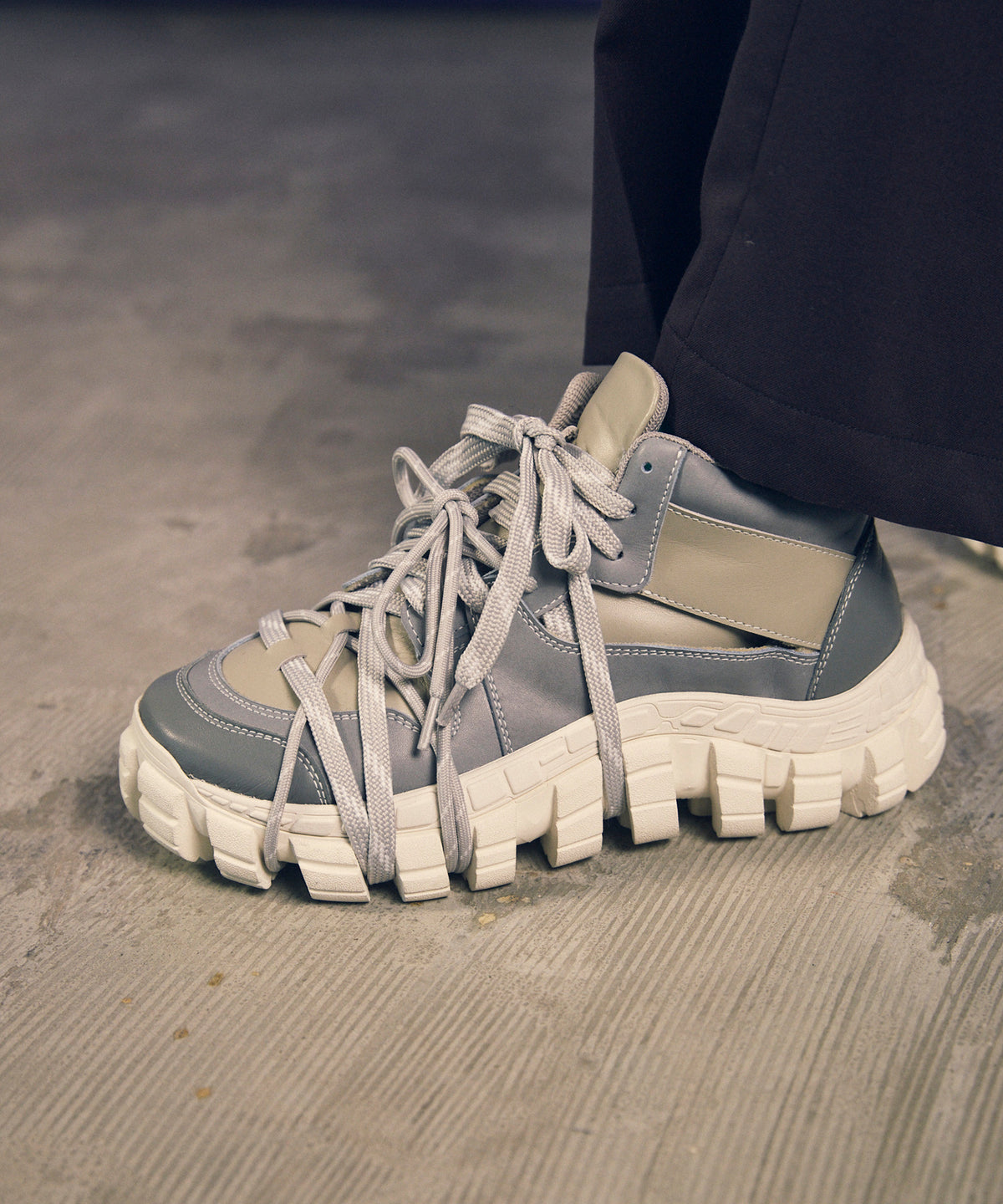 【SPECIAL SHOES FACTORY COLLABORATION】Rattling Sole Mid-cut Sneakers