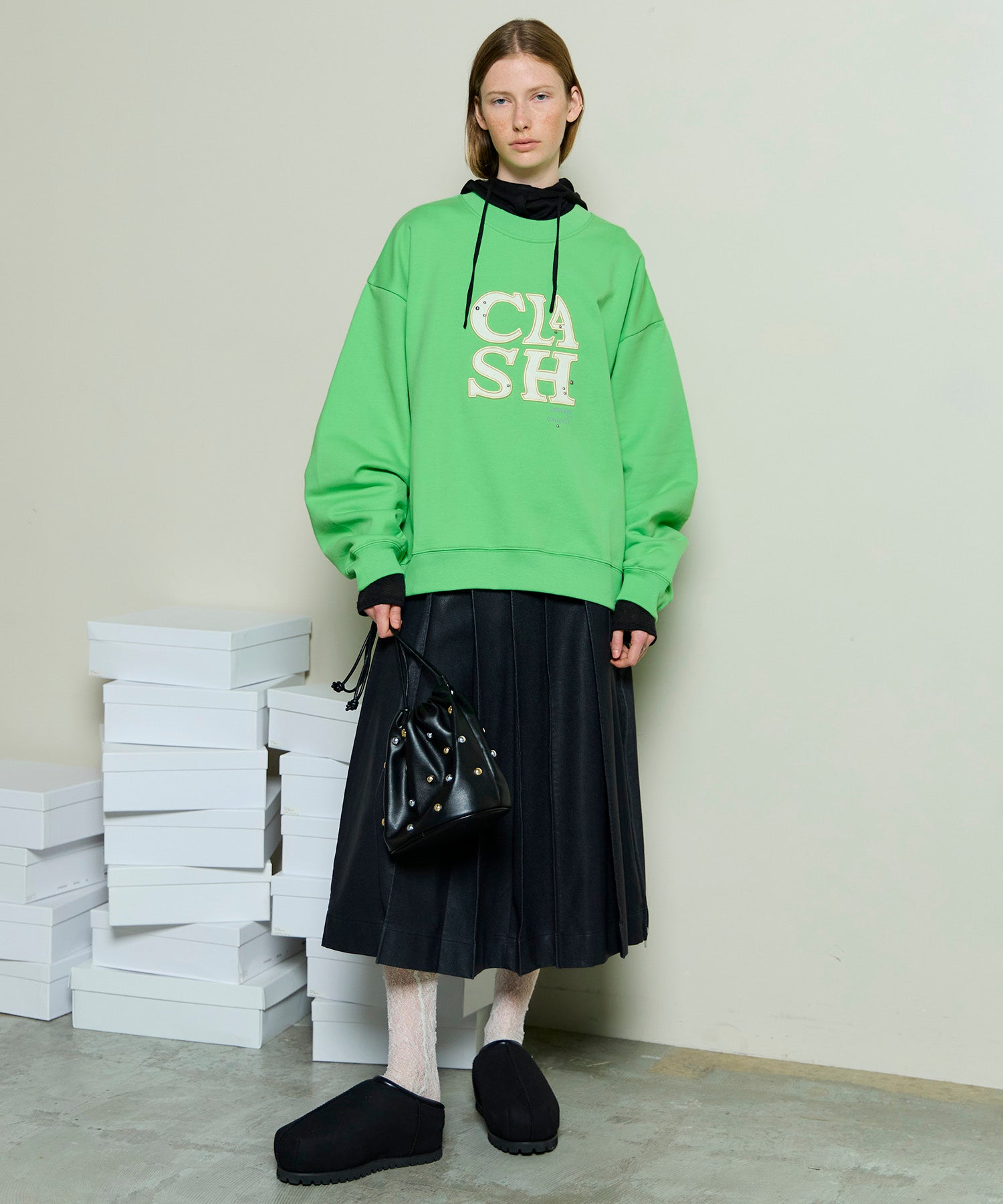 [25winter 선주문] Clash 로고 스터드 스웨트 셔츠