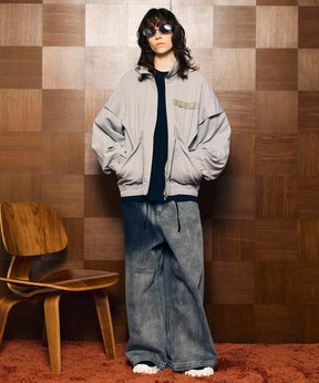 宽阔的牛仔布宽松裤子