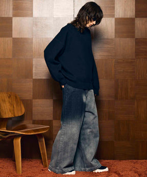 宽阔的牛仔布宽松裤子