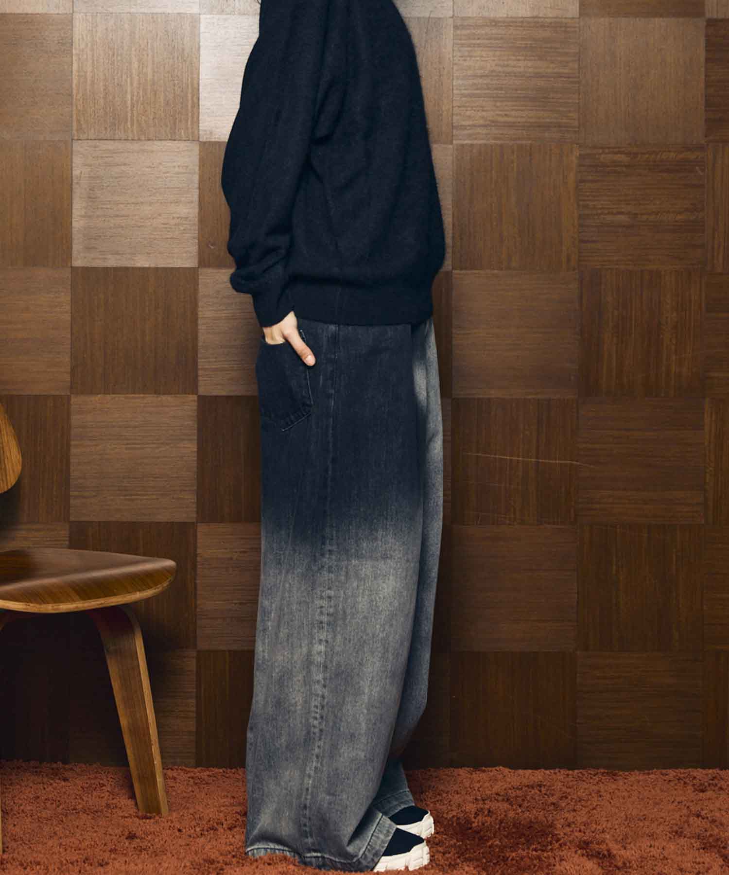 宽阔的牛仔布宽松裤子