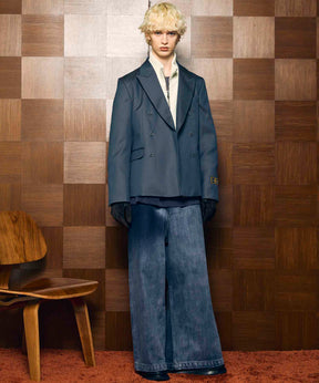 宽阔的牛仔布宽松裤子