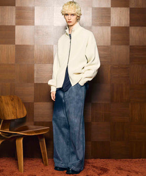 宽阔的牛仔布宽松裤子