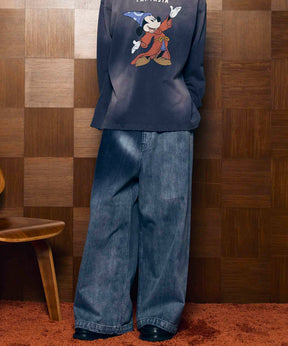 宽阔的牛仔布宽松裤子