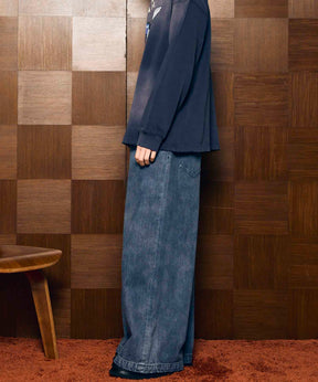 宽阔的牛仔布宽松裤子