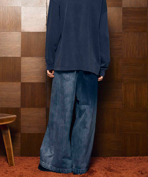 宽阔的牛仔布宽松裤子