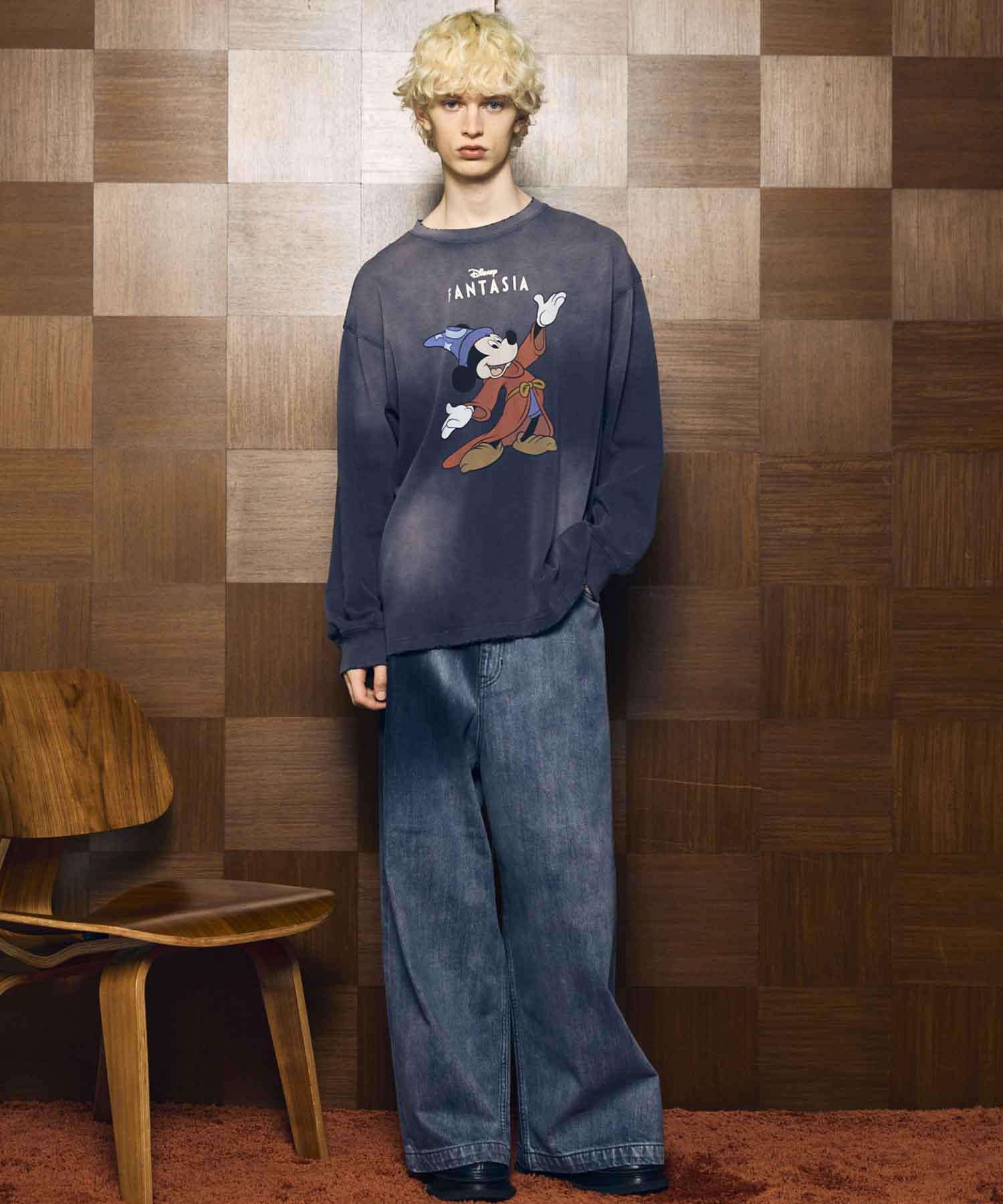 宽阔的牛仔布宽松裤子