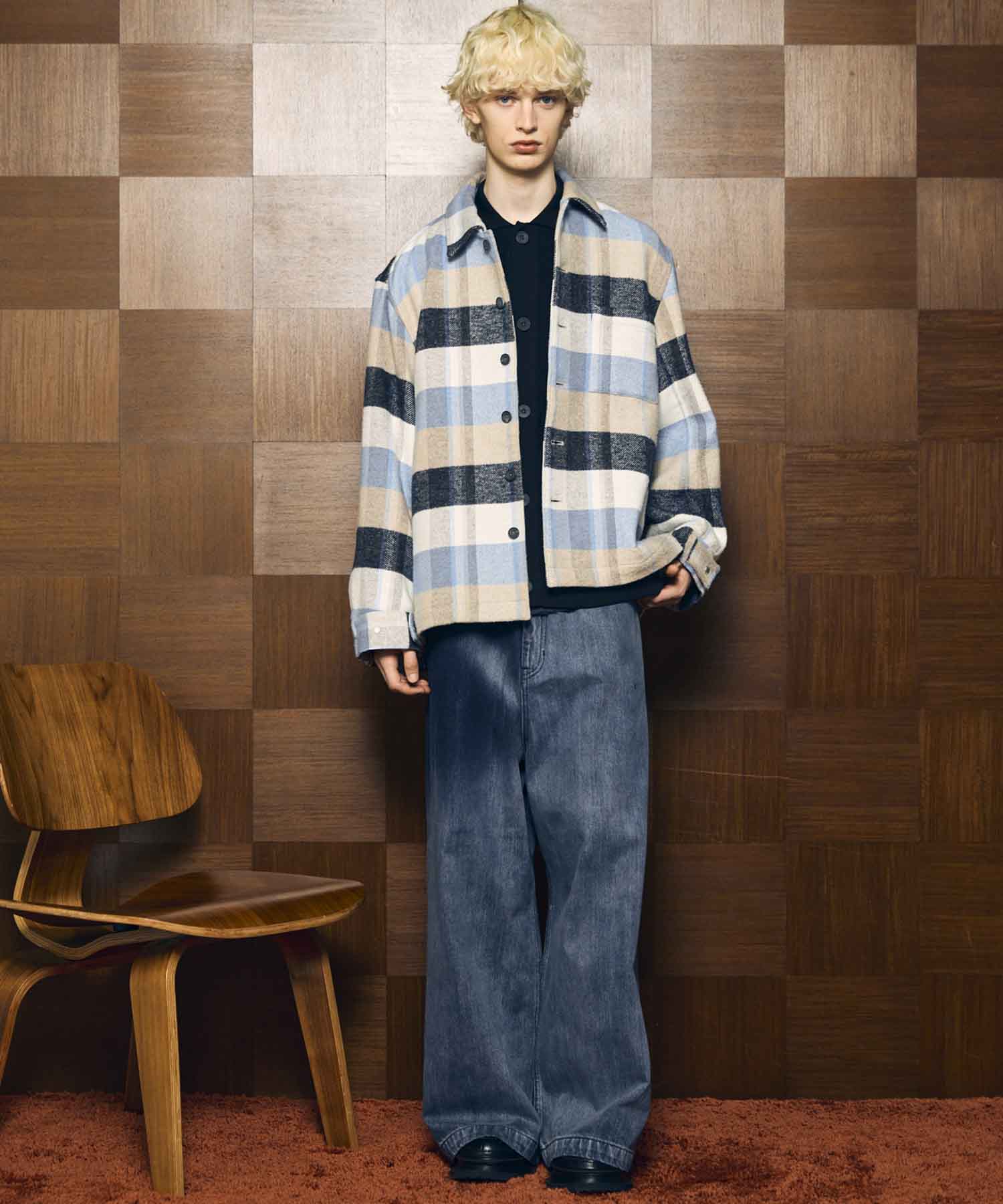 宽阔的牛仔布宽松裤子