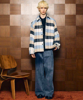 宽阔的牛仔布宽松裤子