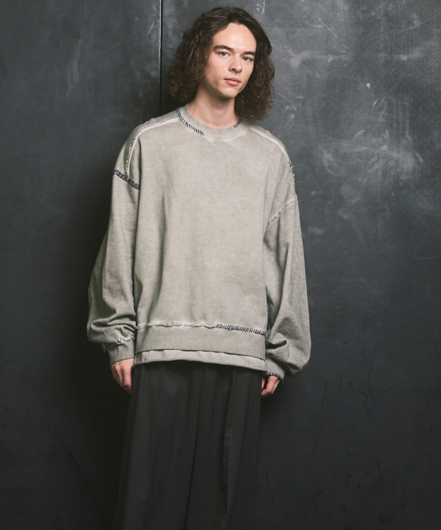 重量重量汗水绣花损伤超染色船员脖子套头衫