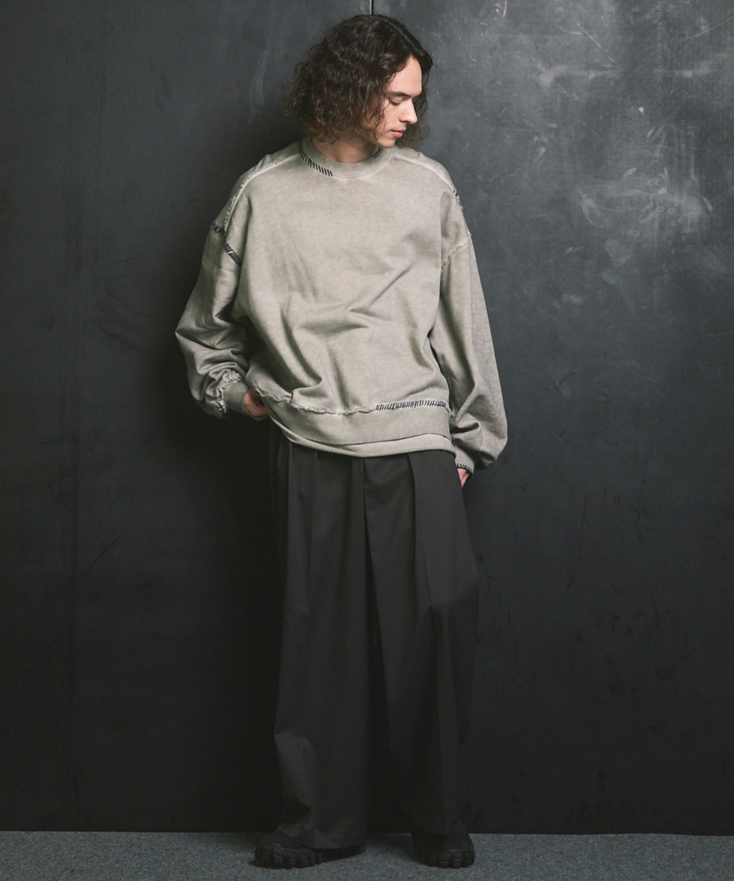 重量重量汗水绣花损伤超染色船员脖子套头衫