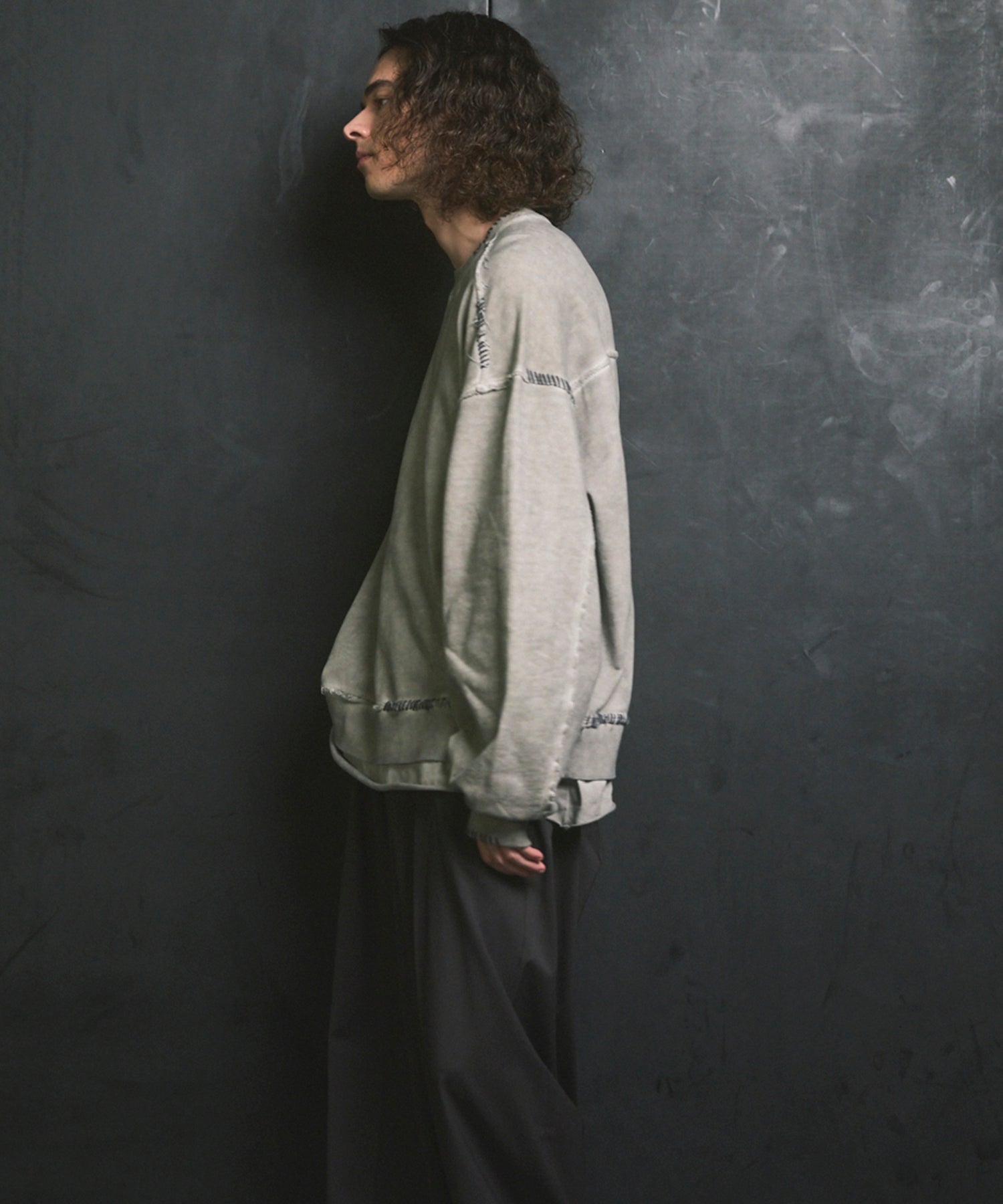 重量重量汗水绣花损伤超染色船员脖子套头衫