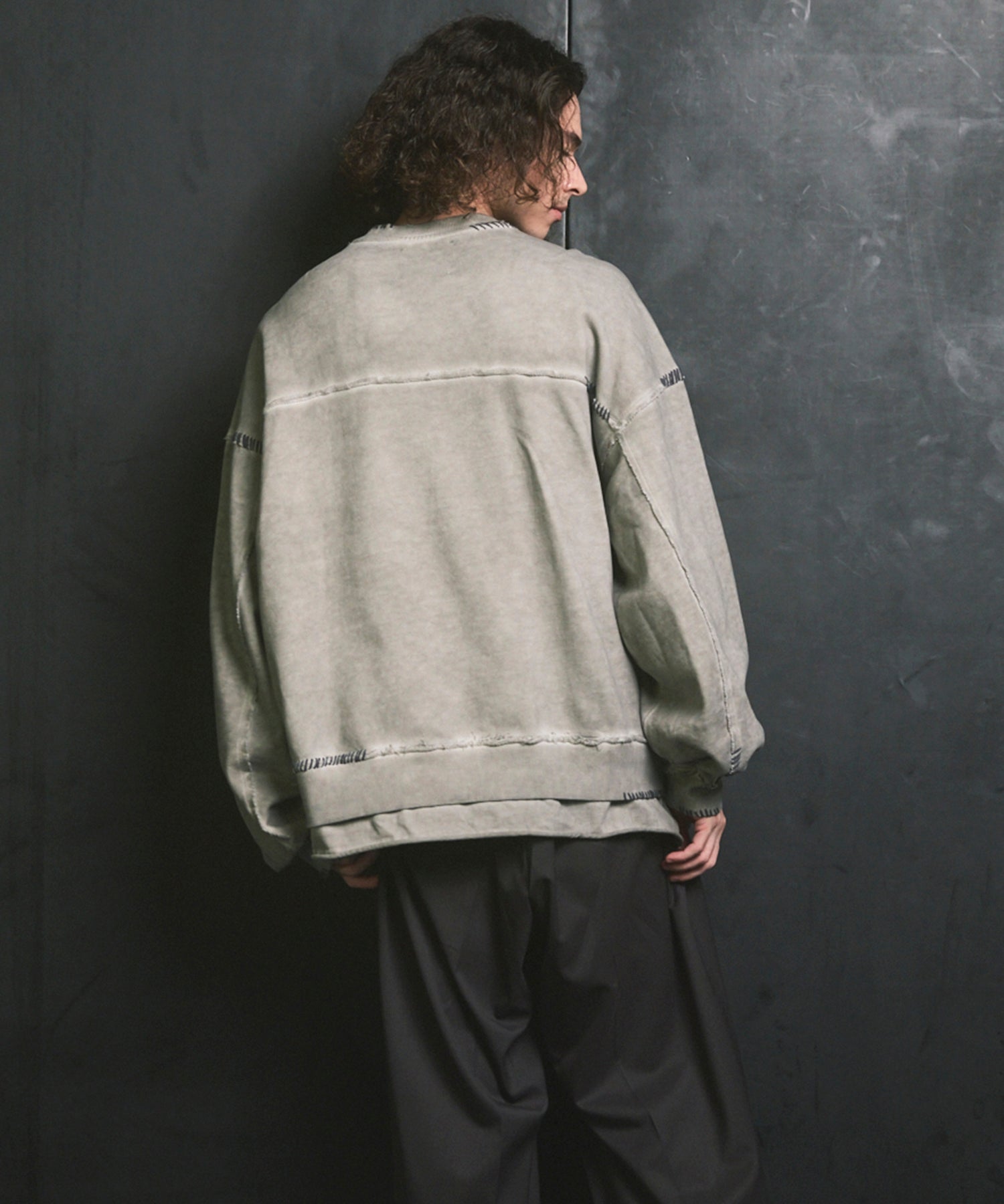 重量重量汗水绣花损伤超染色船员脖子套头衫