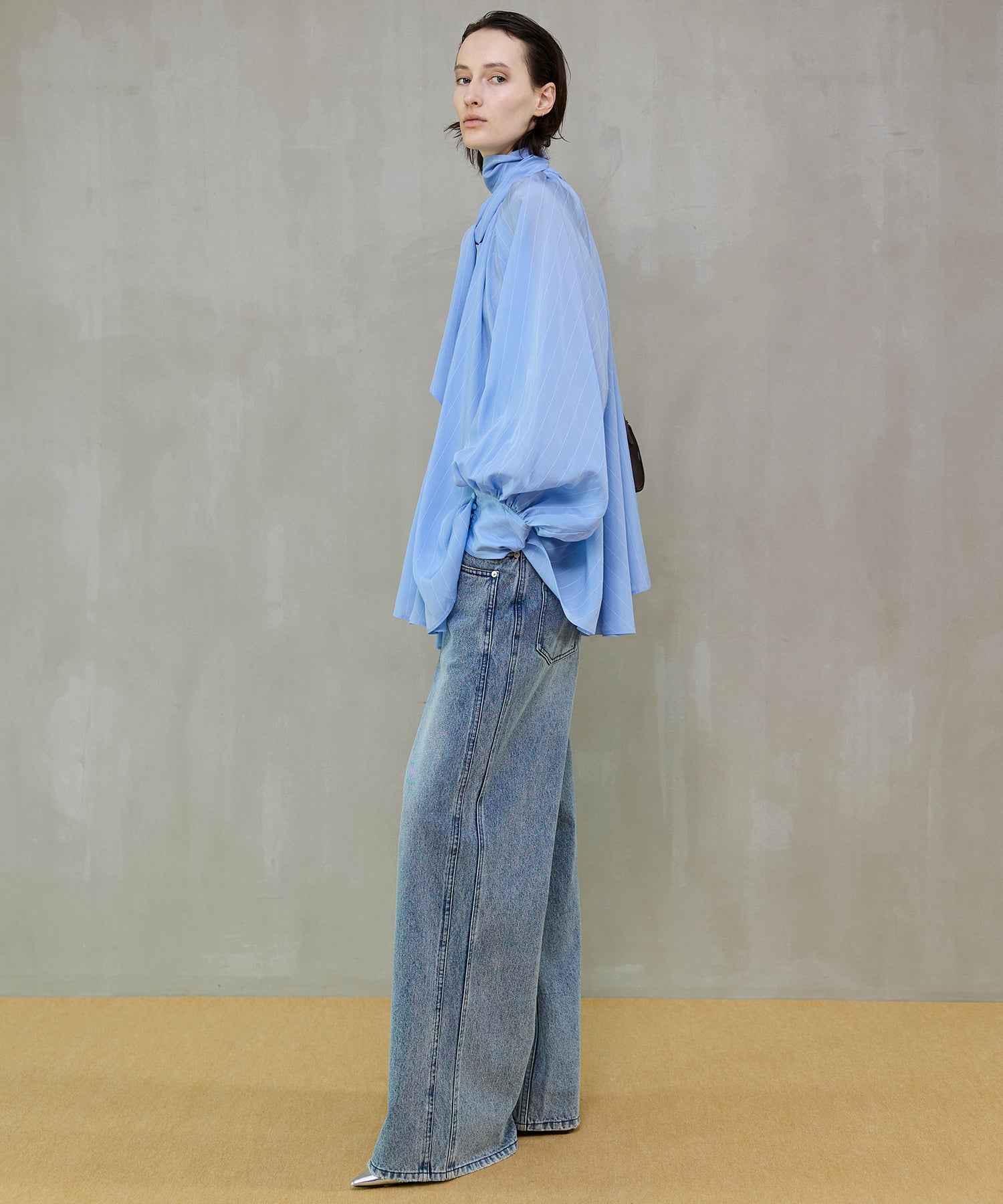 【26SPRING PRE-ORDER】V-neck voluminous blouse