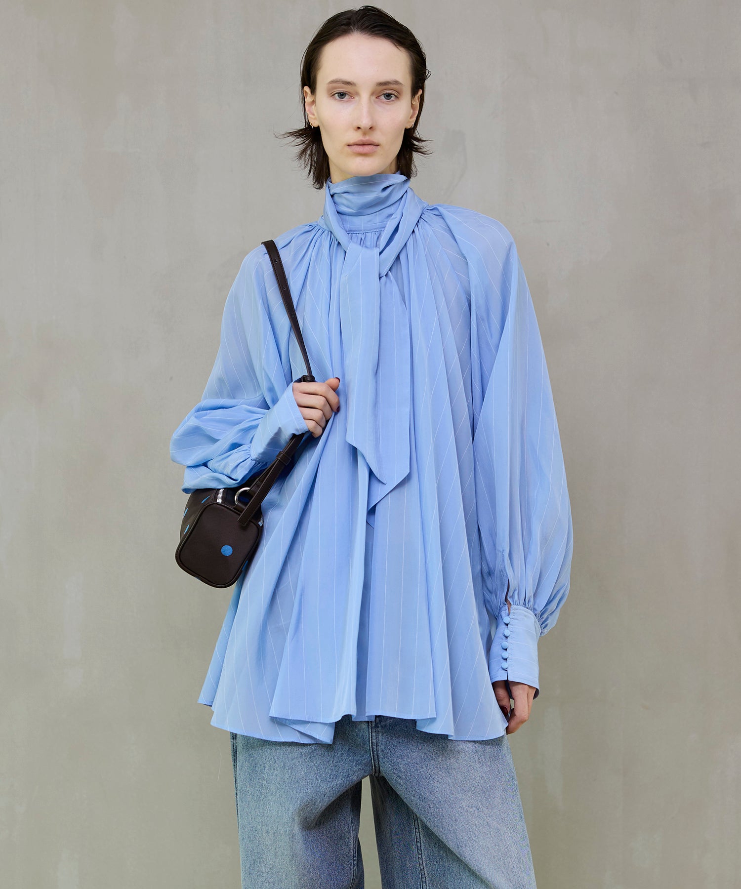 【26SPRING PRE-ORDER】V-neck voluminous blouse