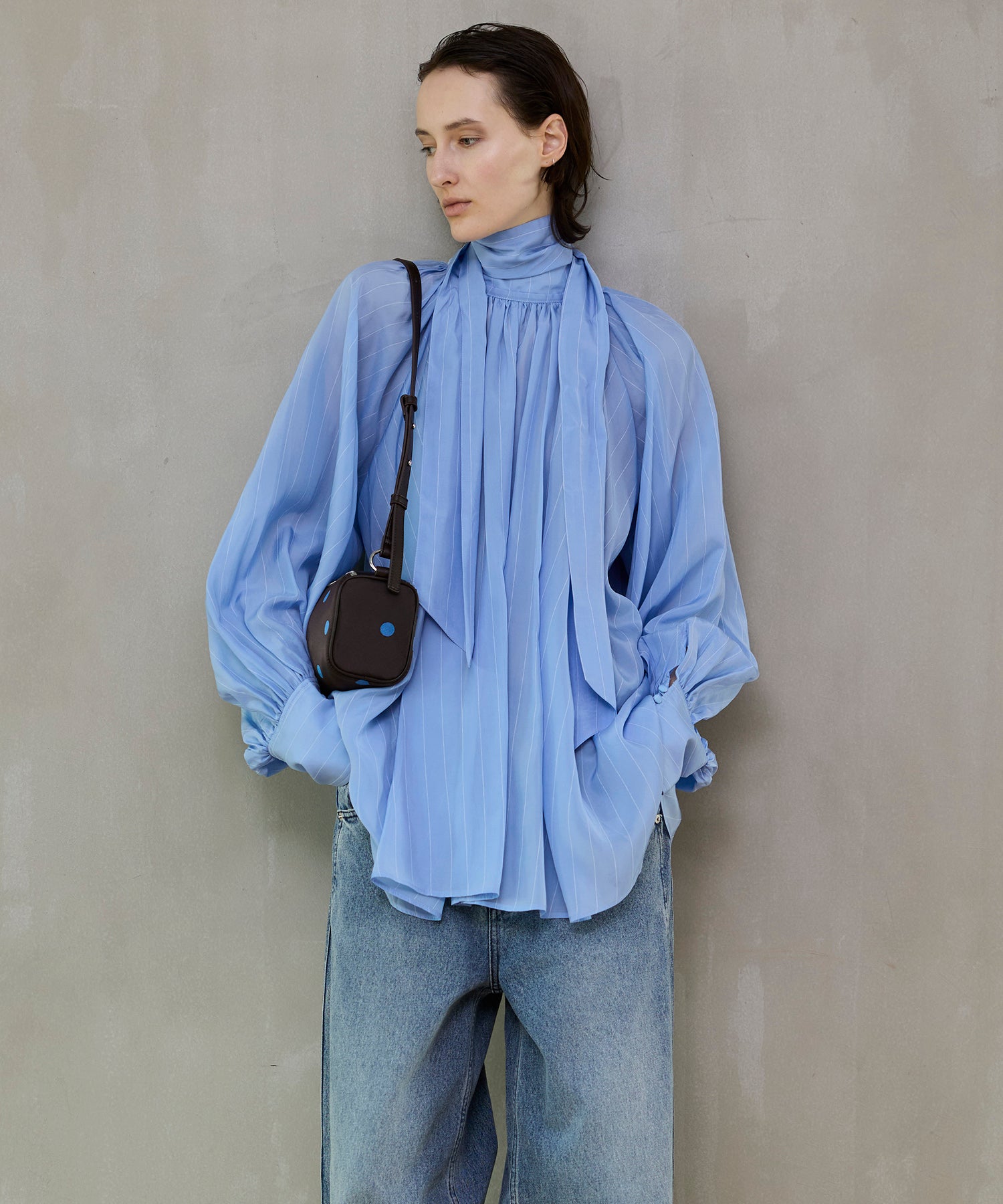 【26SPRING PRE-ORDER】V-neck voluminous blouse