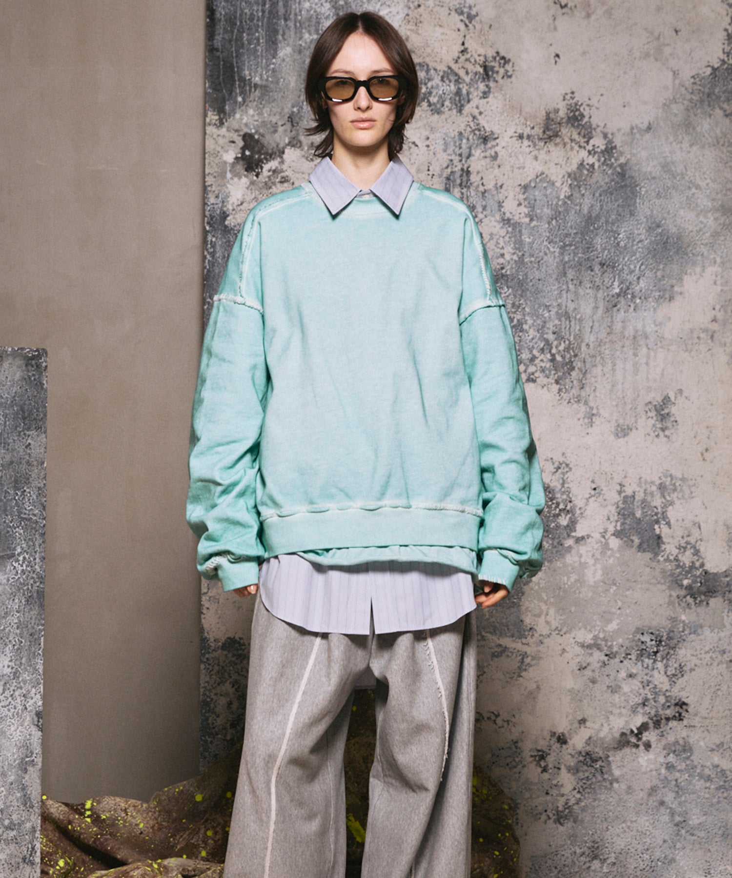 重量重量汗水绣花损伤超染色船员脖子套头衫