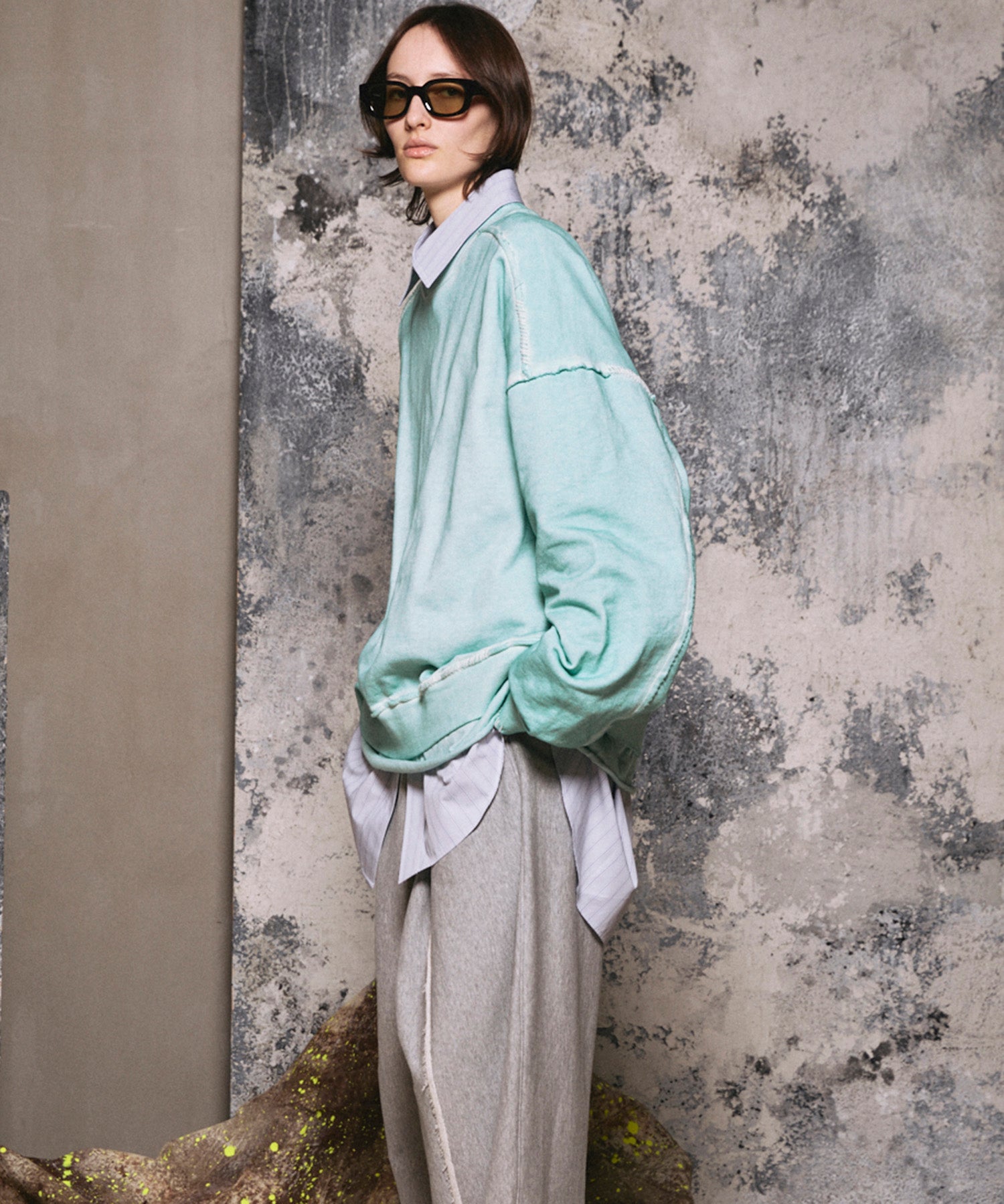 重量重量汗水绣花损伤超染色船员脖子套头衫