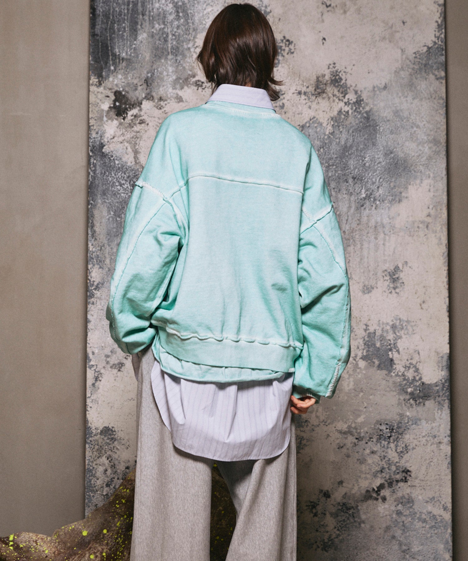 重量重量汗水绣花损伤超染色船员脖子套头衫