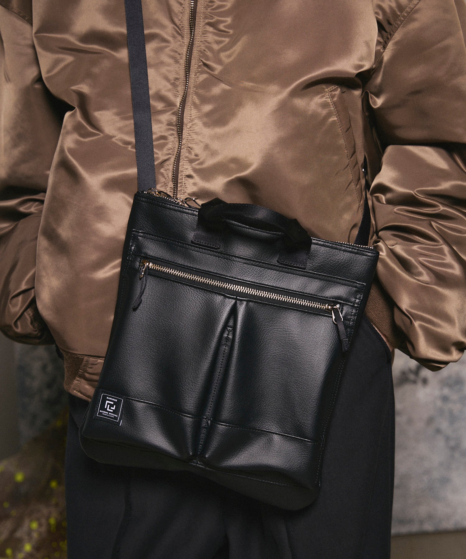 알루미늄 본드 가죽 숄더백