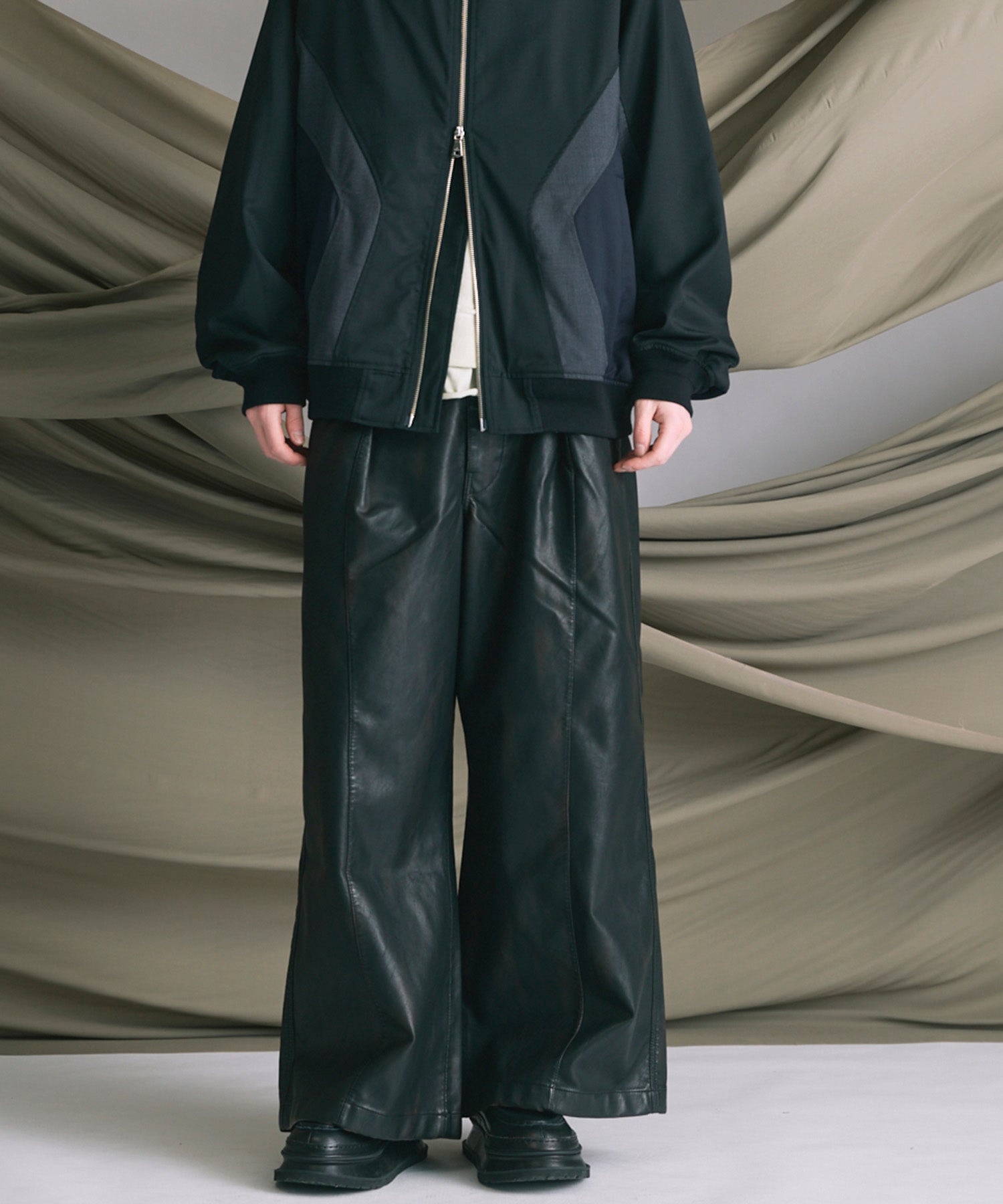 인공 가죽 핀 턱 넓은 바지
