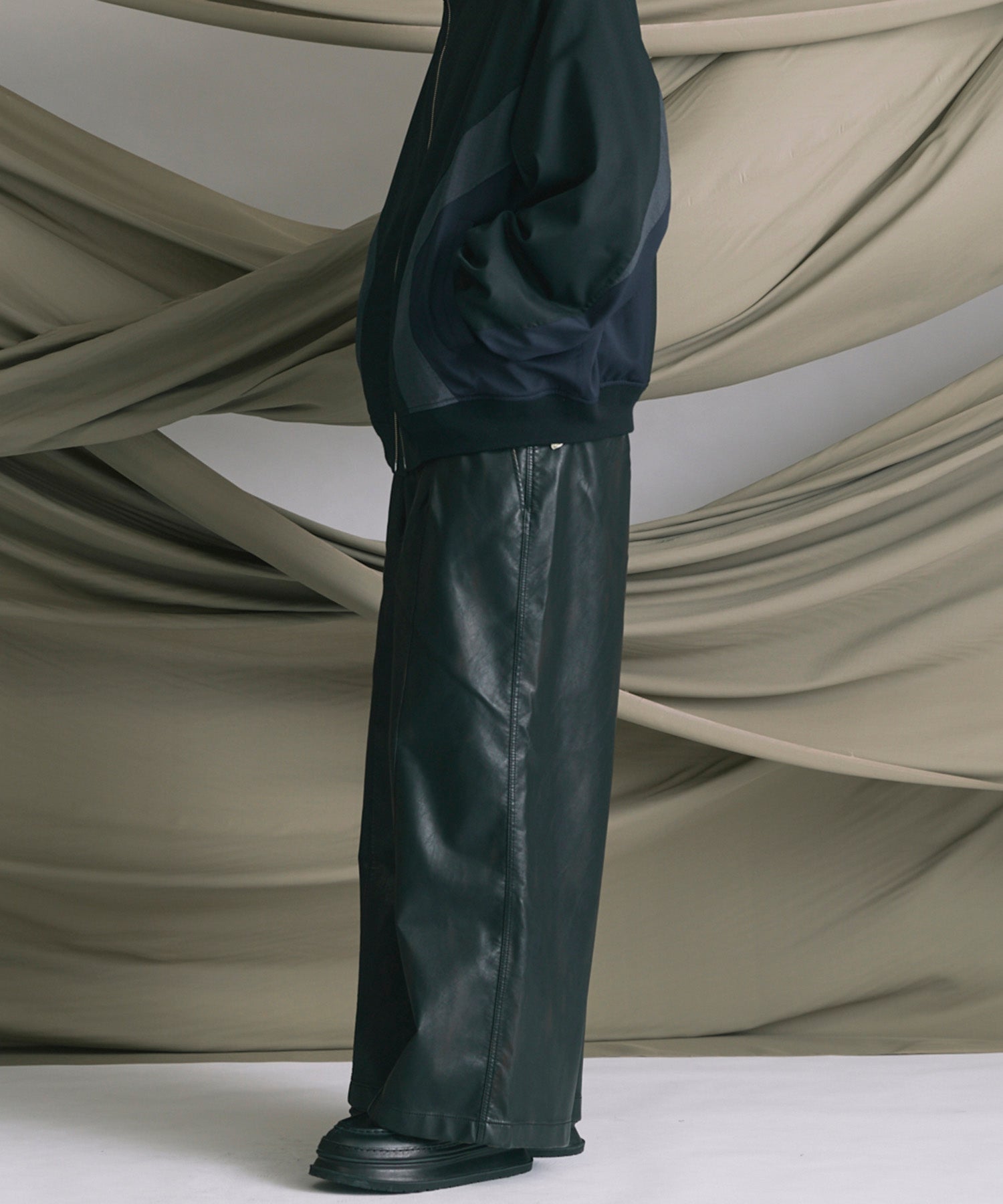 인공 가죽 핀 턱 넓은 바지