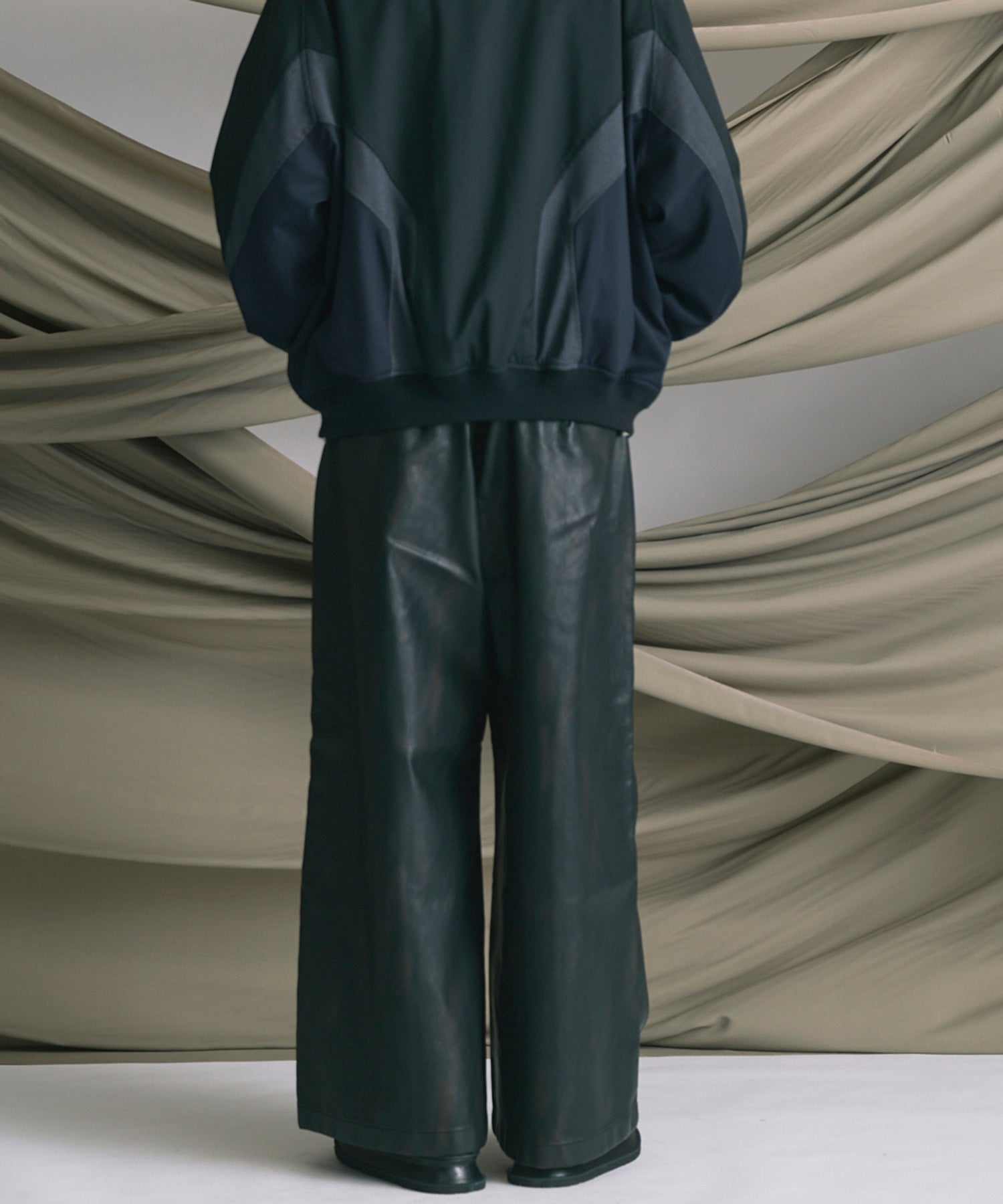 인공 가죽 핀 턱 넓은 바지