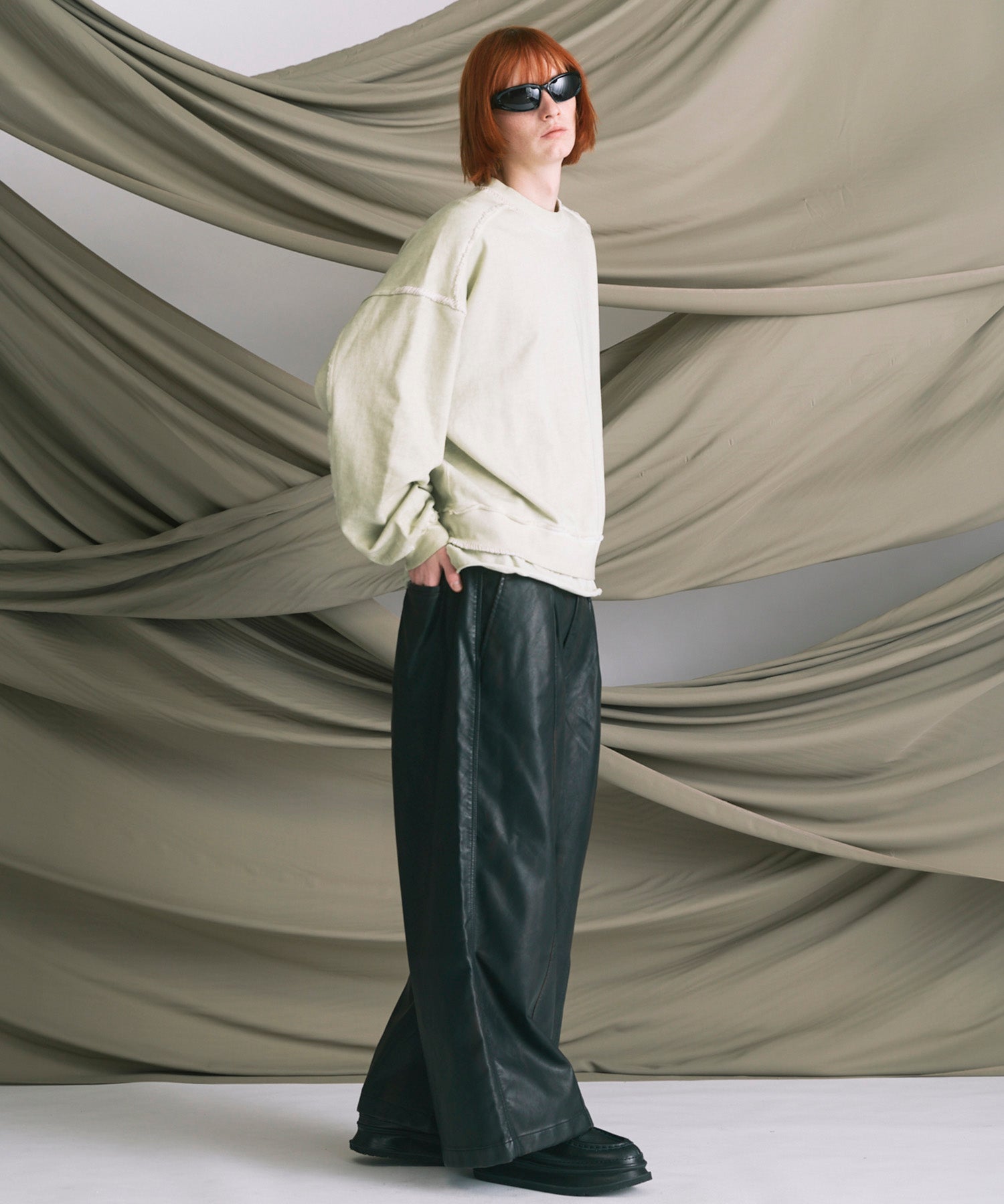 인공 가죽 핀 턱 넓은 바지