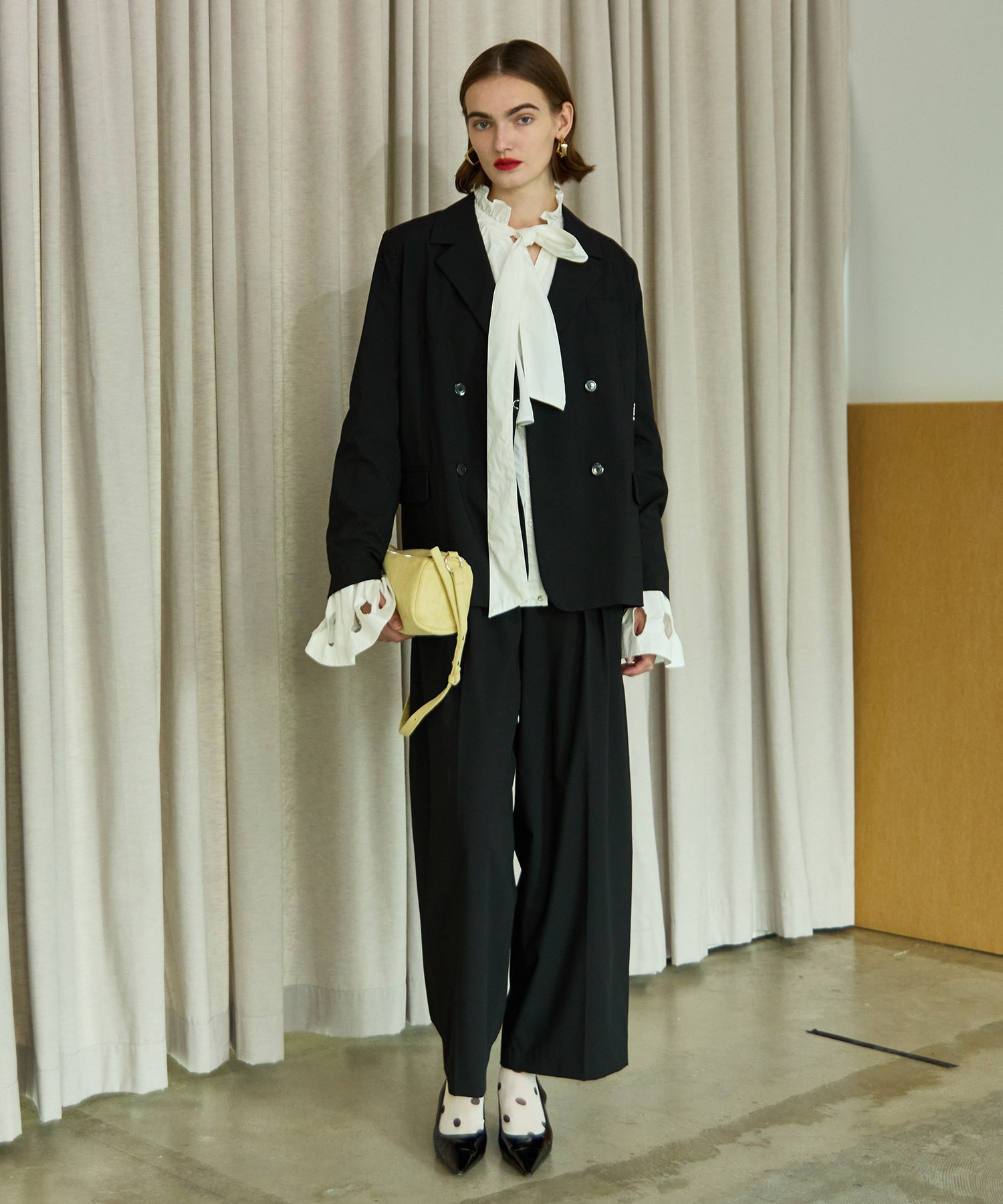 Two Tuck Curve Wide Tapered Pants