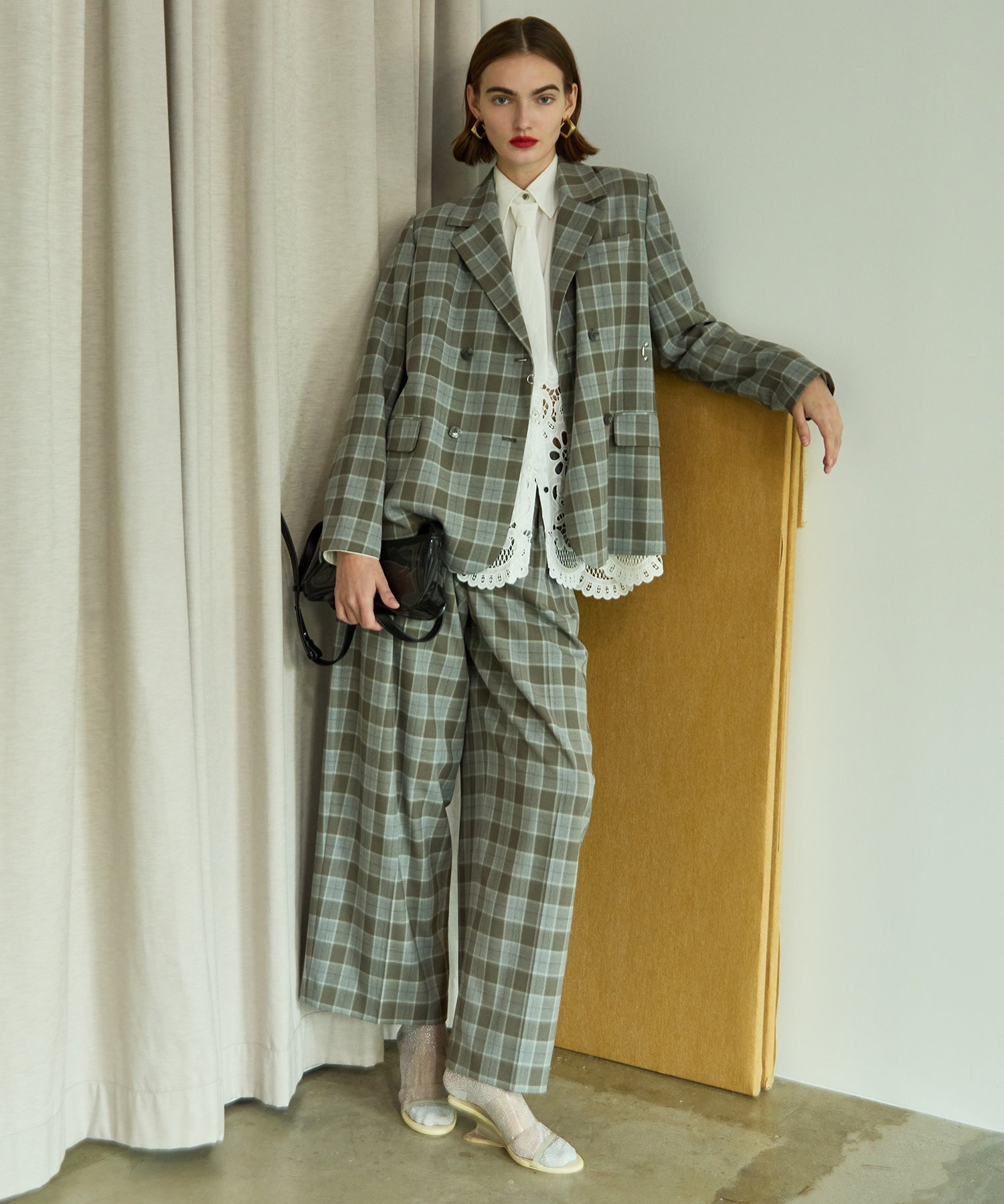 Two Tuck Curve Wide Tapered Pants