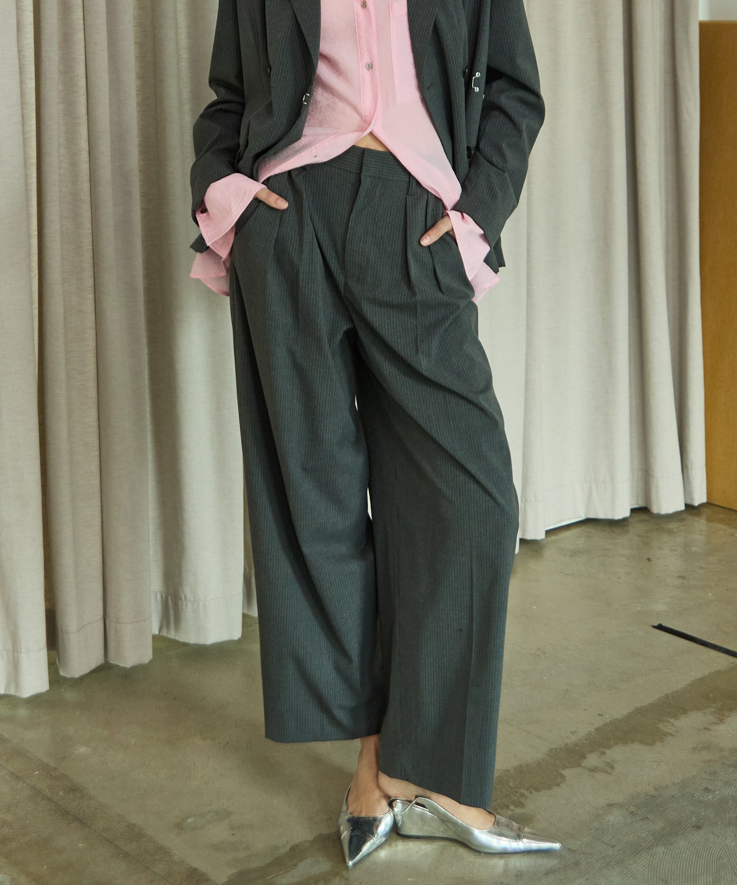 Two Tuck Curve Wide Tapered Pants