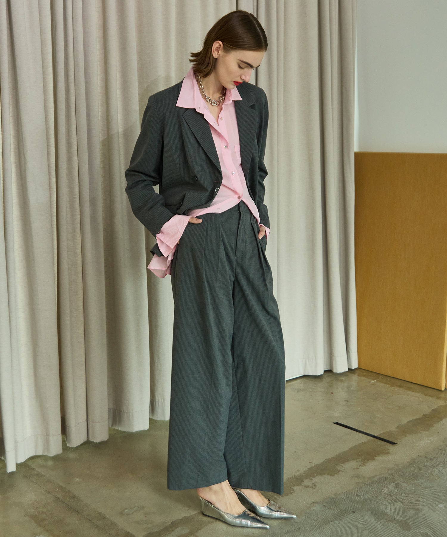 Two Tuck Curve Wide Tapered Pants