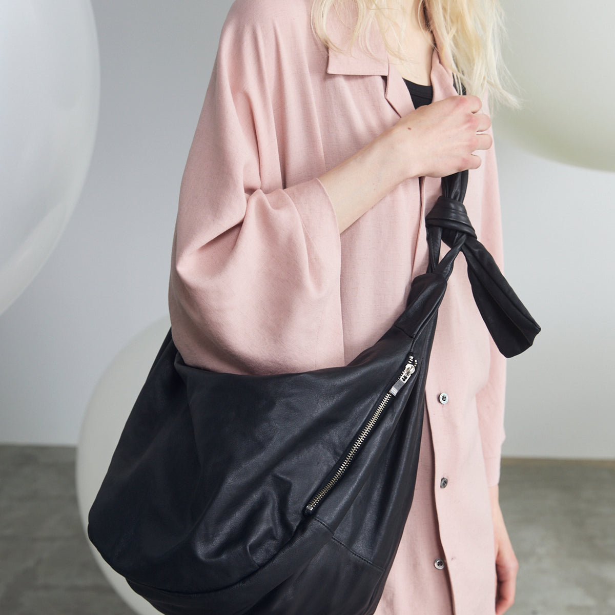 メゾンスペシャル　レザーショルダーバナナバッグ　牛革 Leather Shoulder “BANANA” Bag
