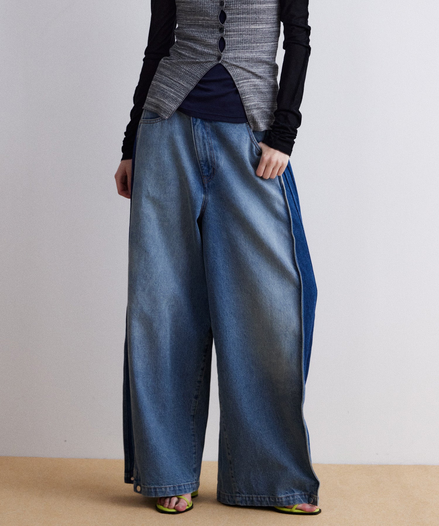【PRE-ORDER】Side-Tuck Cocoon Denim Pants