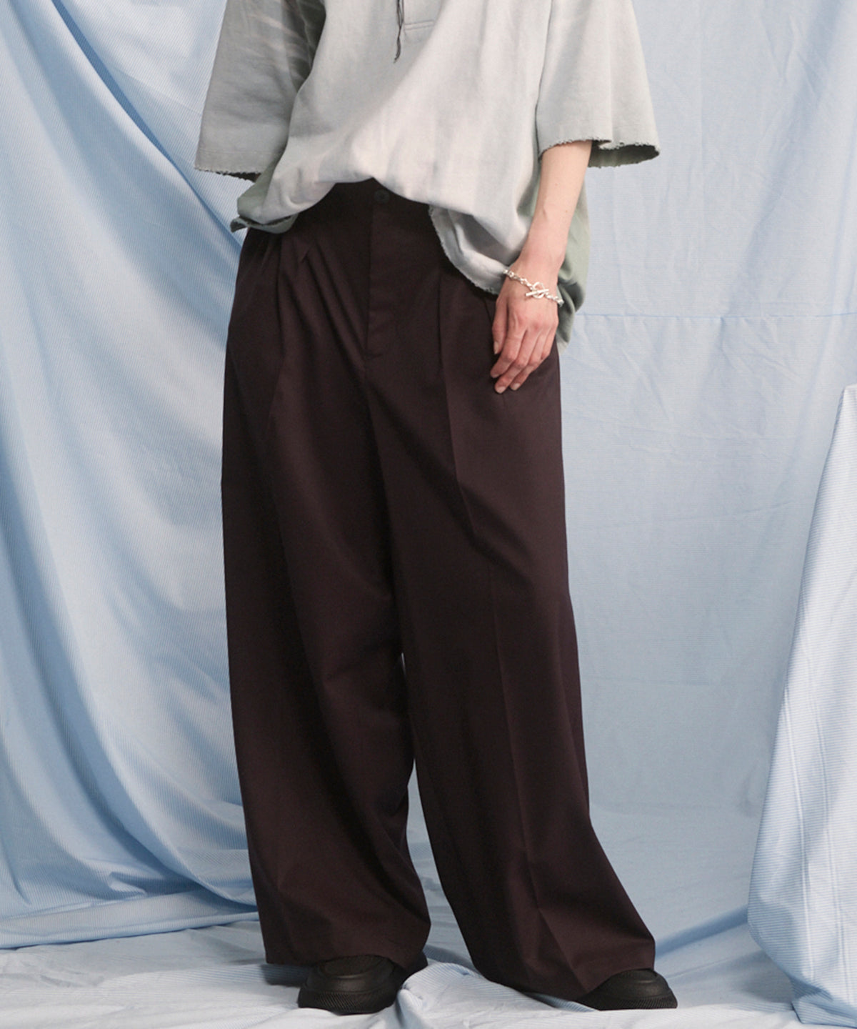 NISHIKAWA KEORI Wool Mix Gabardine Continuous Tow-Tuck Wide Pants