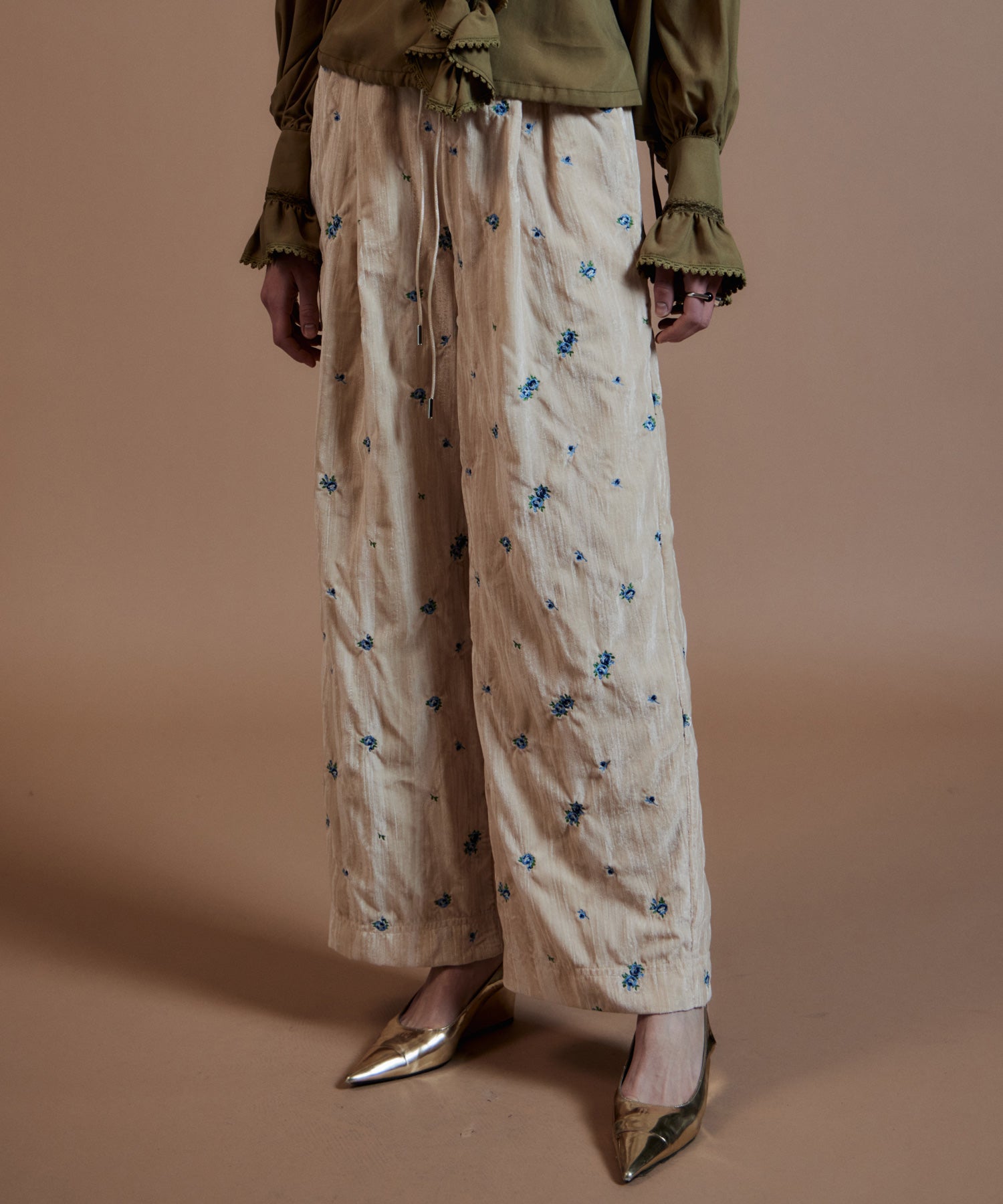 【26AUTUMN PRE-ORDER】Flower Embroidery Velour Easy Pants