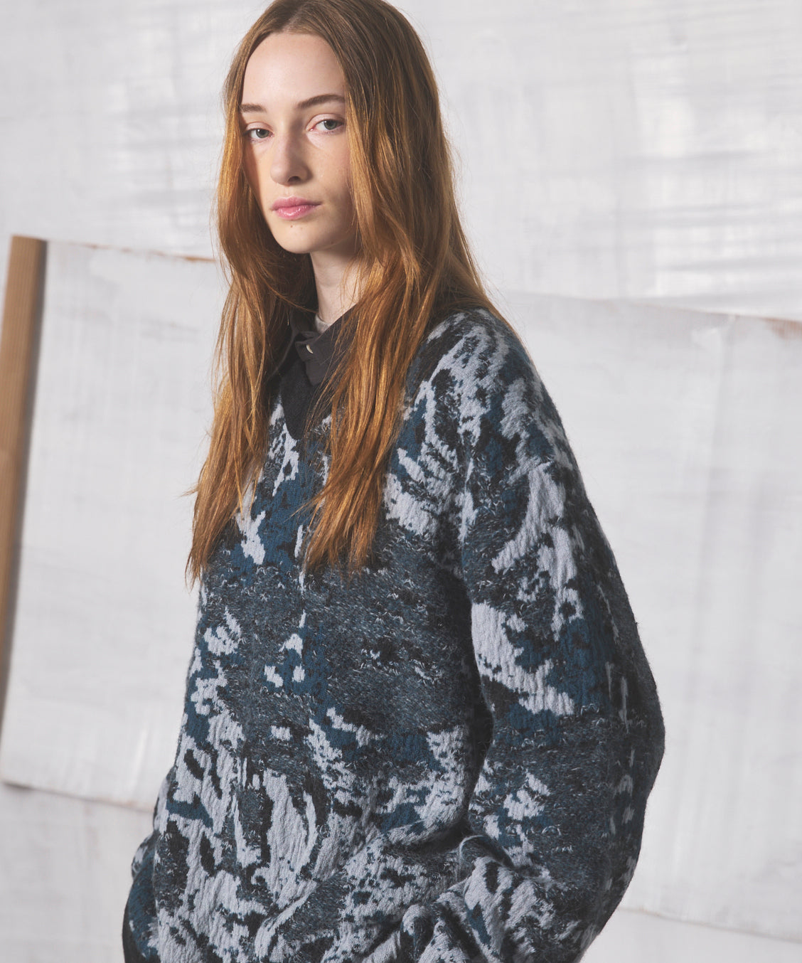 【26AW PRE-ORDER】Abstract Pattern Prime-Over V-neck Knit Tops