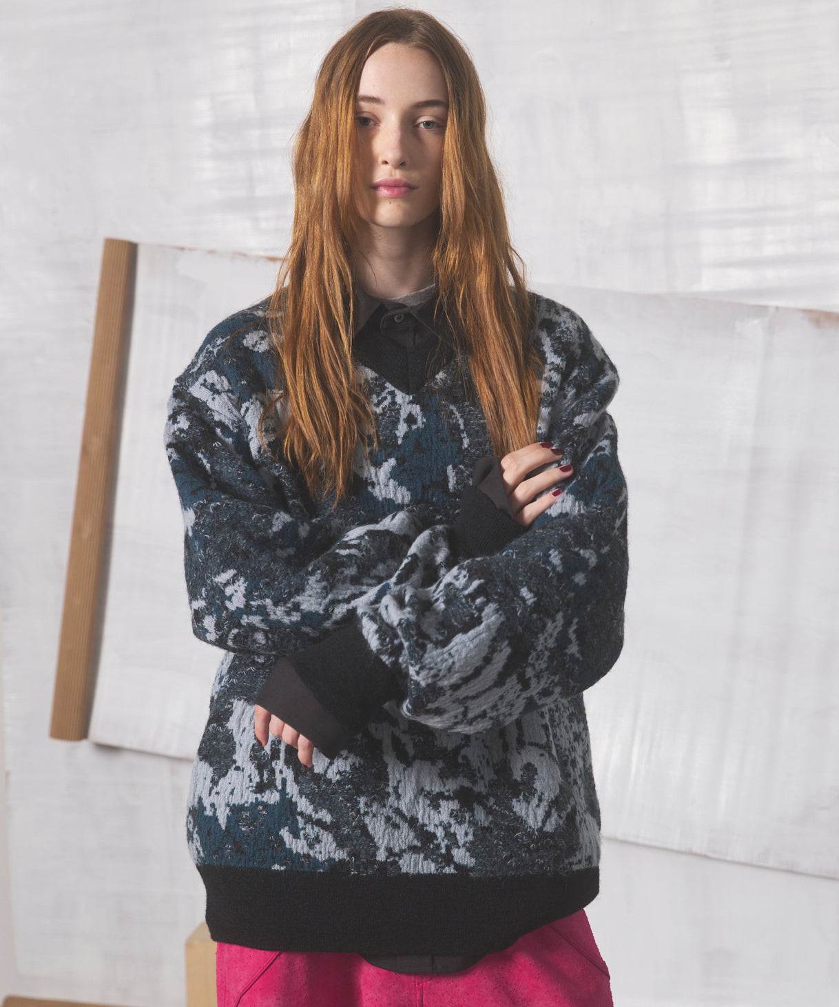 【26AW PRE-ORDER】Abstract Pattern Prime-Over V-neck Knit Tops