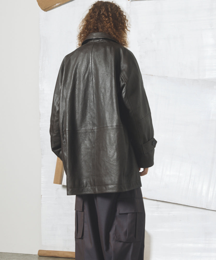 【26AW PRE-ORDER】Grain Leather Prime-Over Front Button Single Raglan Half Coat