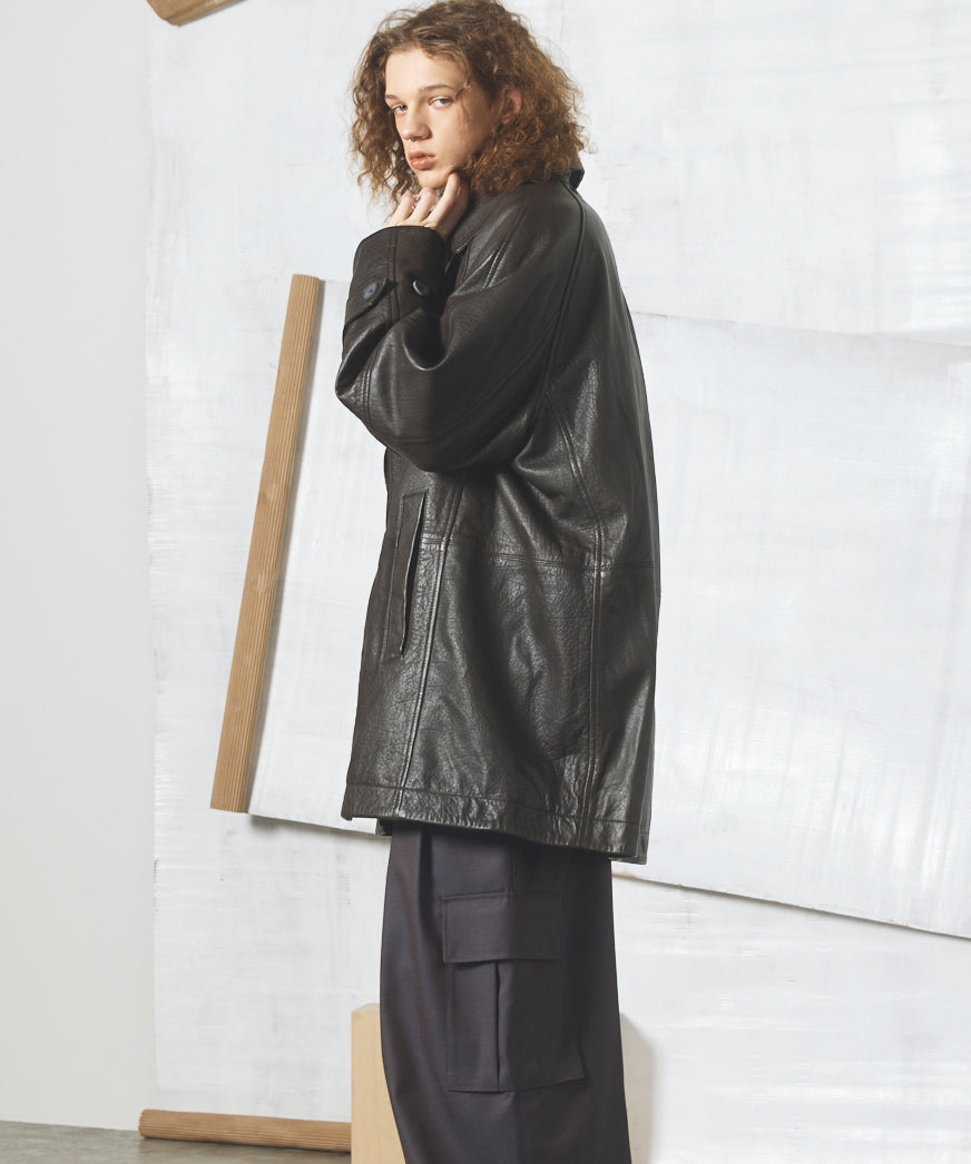 【26AW PRE-ORDER】Grain Leather Prime-Over Front Button Single Raglan Half Coat