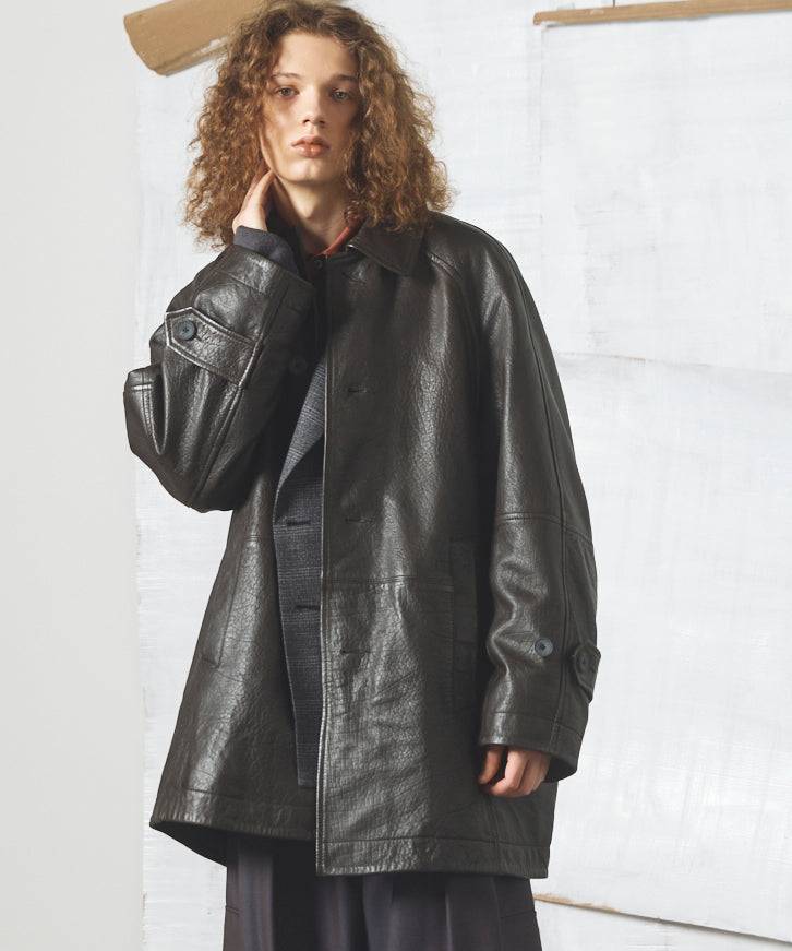 【26AW PRE-ORDER】Grain Leather Prime-Over Front Button Single Raglan Half Coat