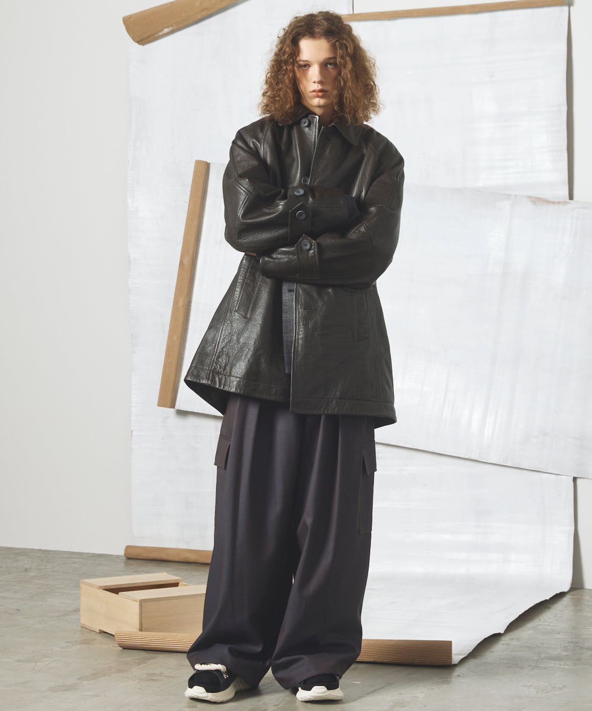 【26AW PRE-ORDER】Grain Leather Prime-Over Front Button Single Raglan Half Coat